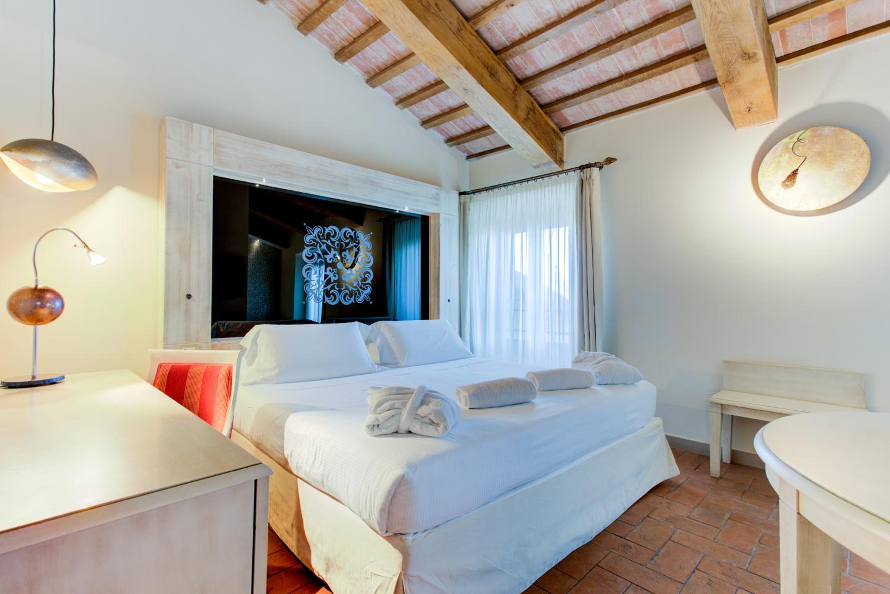 Suite with Spa Access - Photo 1