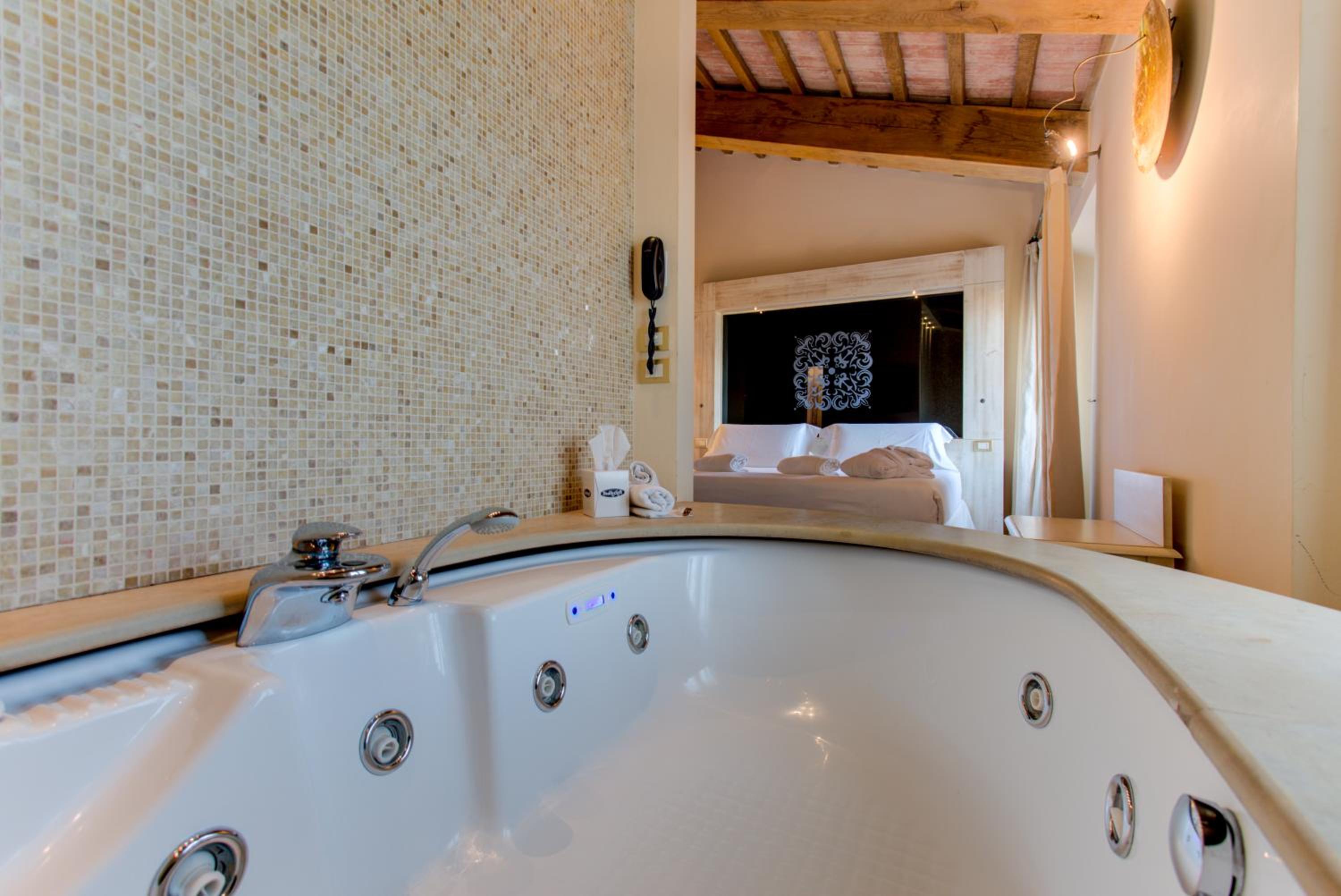 Suite with Spa Access - Photo 7