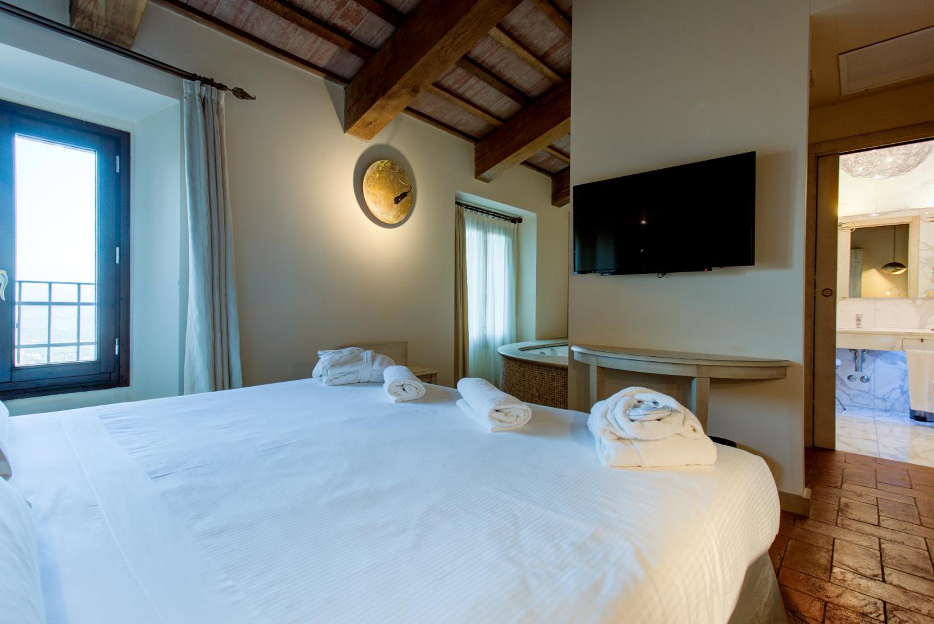 Suite with Spa Access - Photo 2