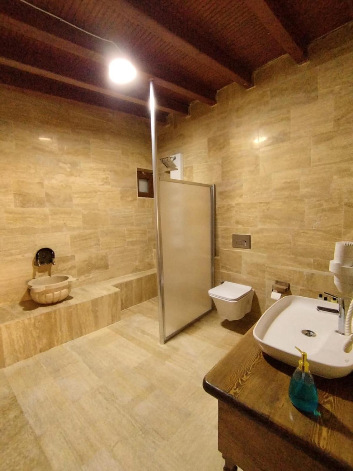King Room with Lake View - Photo 9