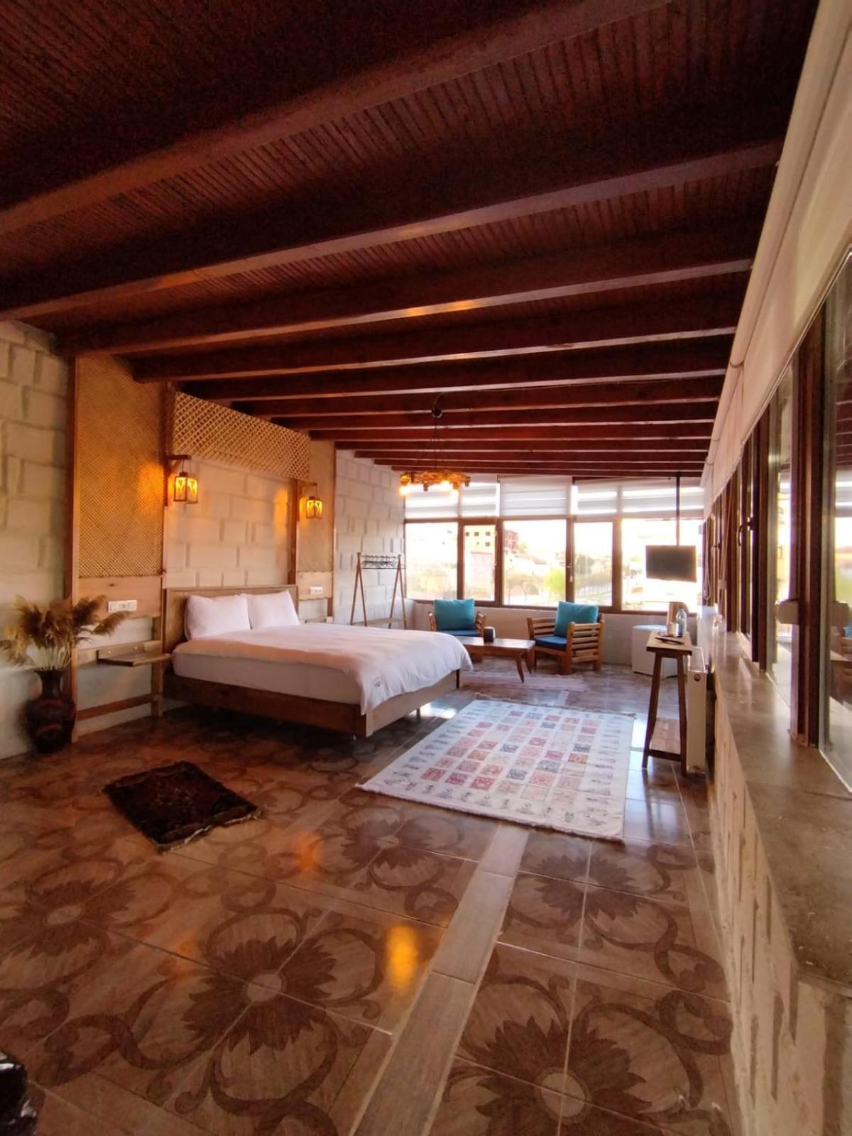 King Room with Lake View - Photo 3