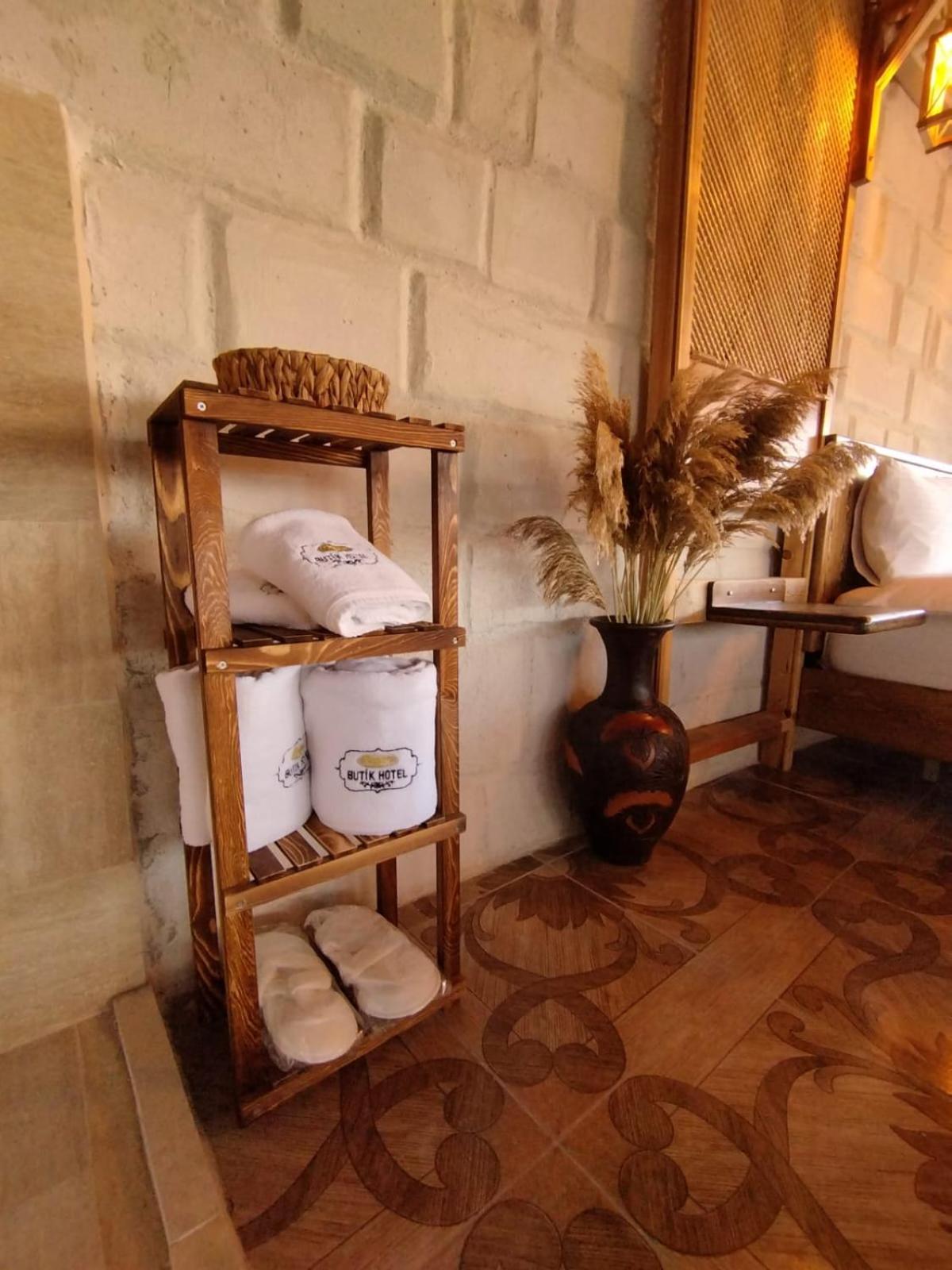 King Room with Lake View - Photo 10