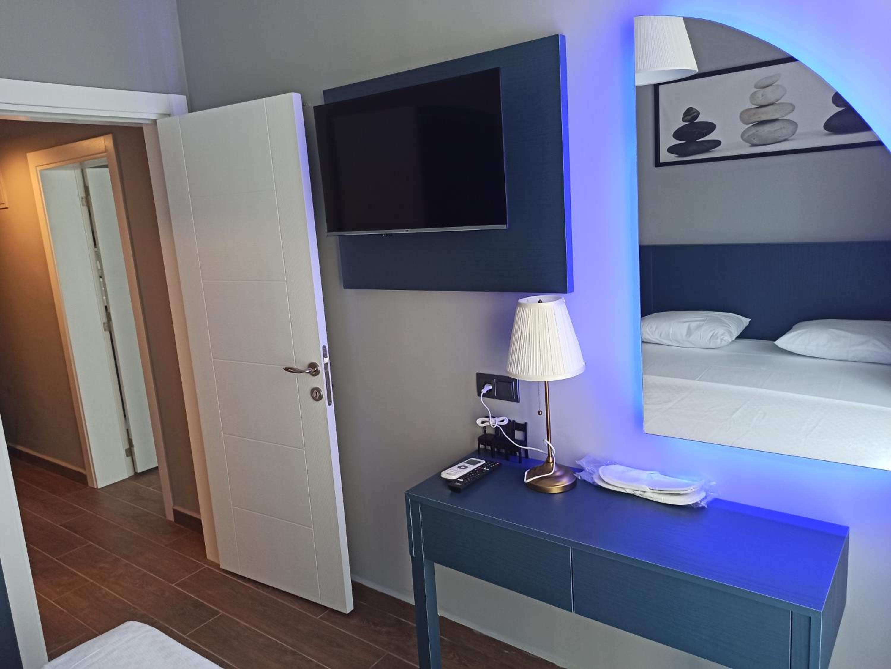 Double Room with Balcony - Photo 5