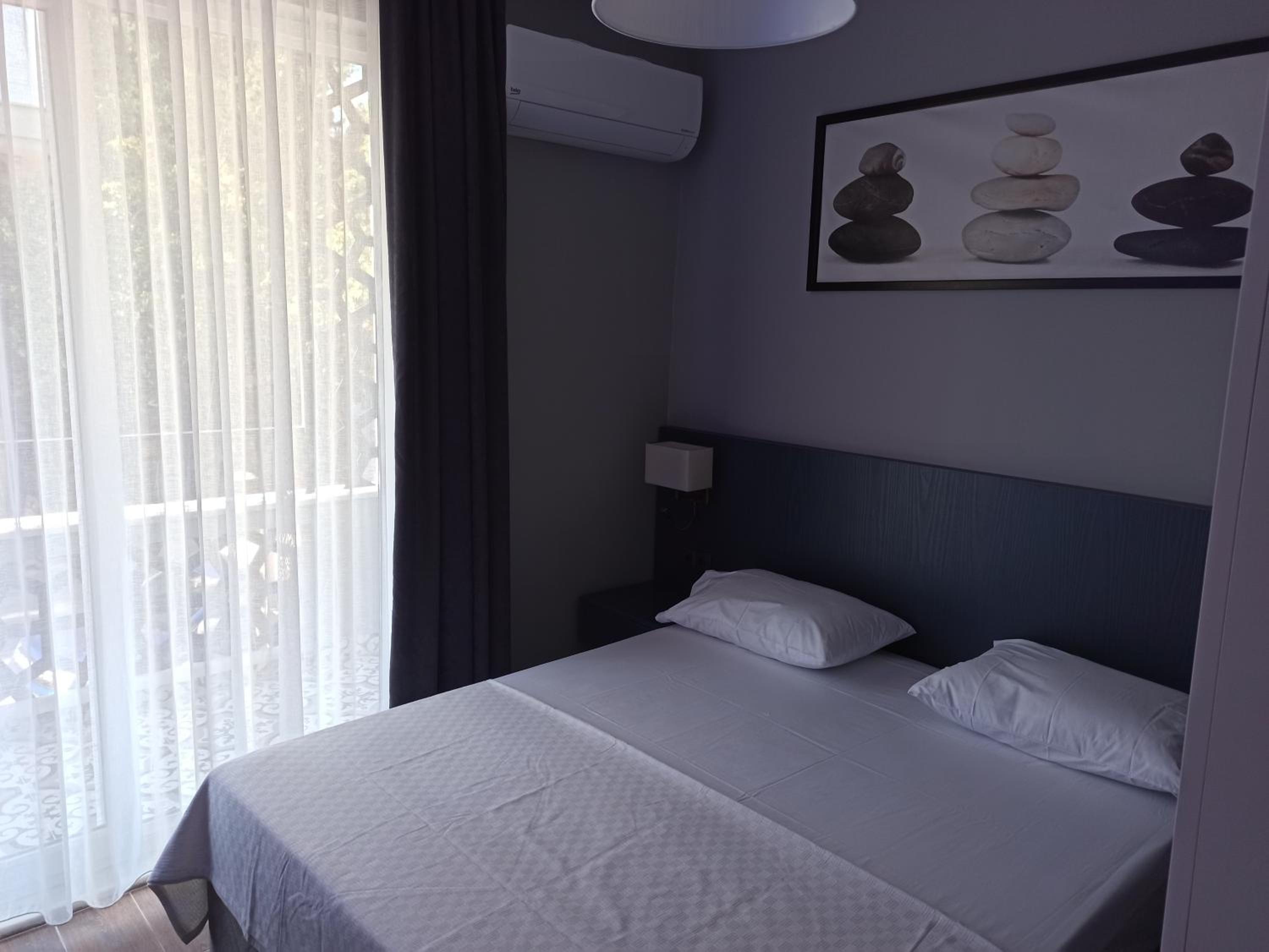 Double Room with Balcony - Photo 4