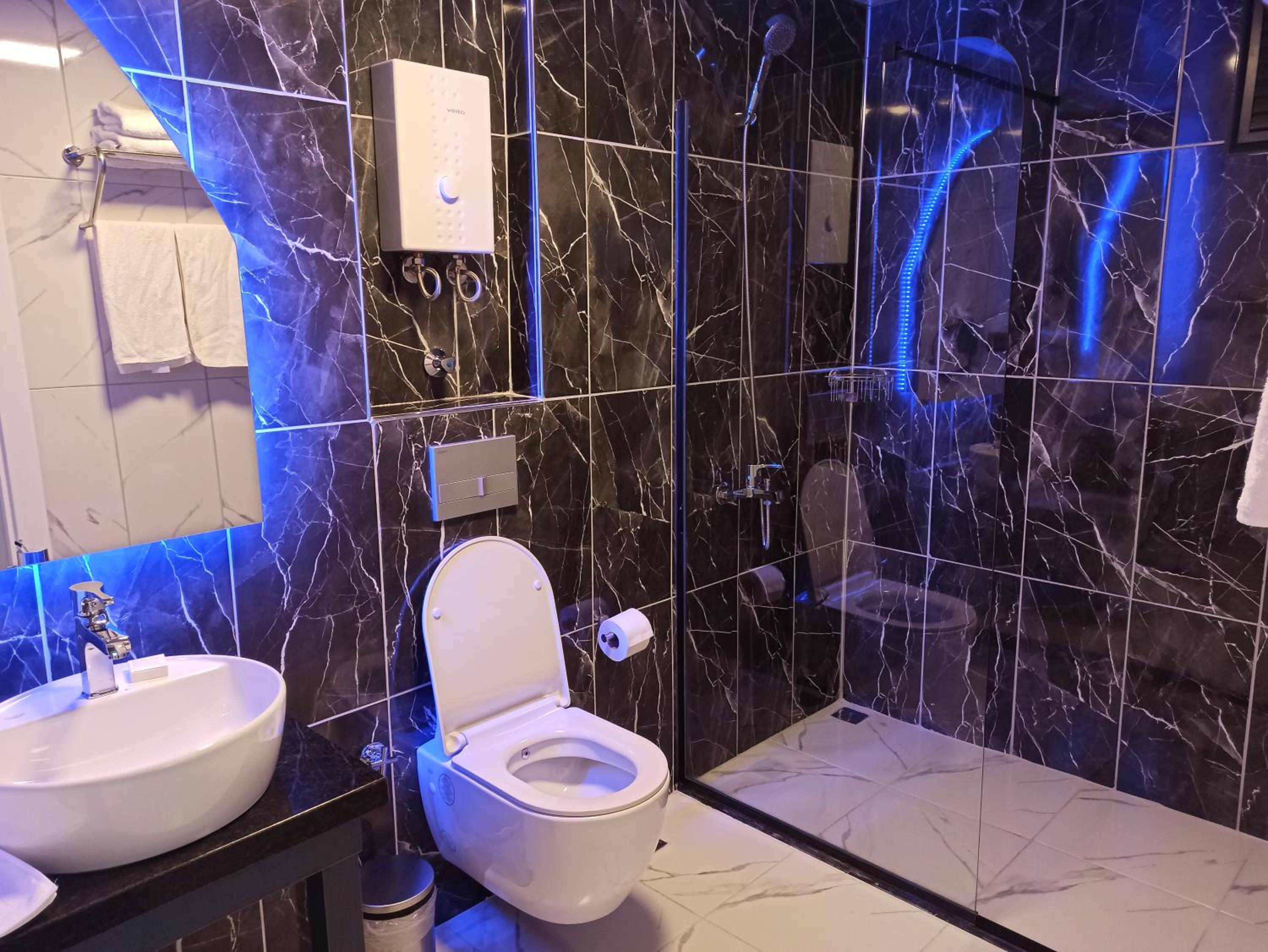 Double Room with Balcony - Photo 3