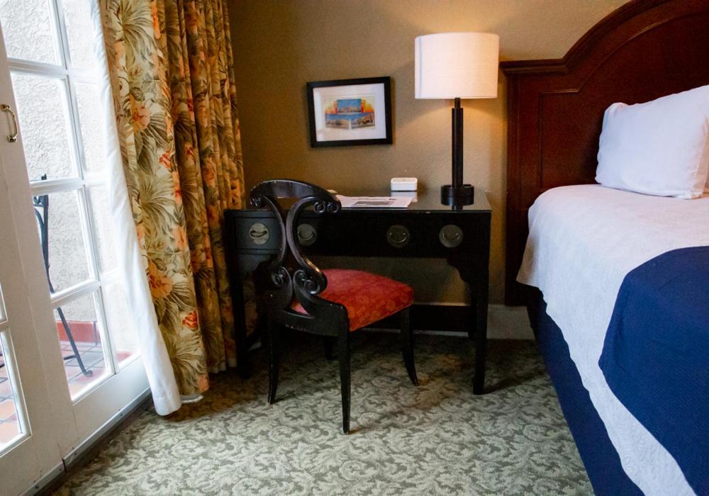 Queen Room with Balcony photo 3