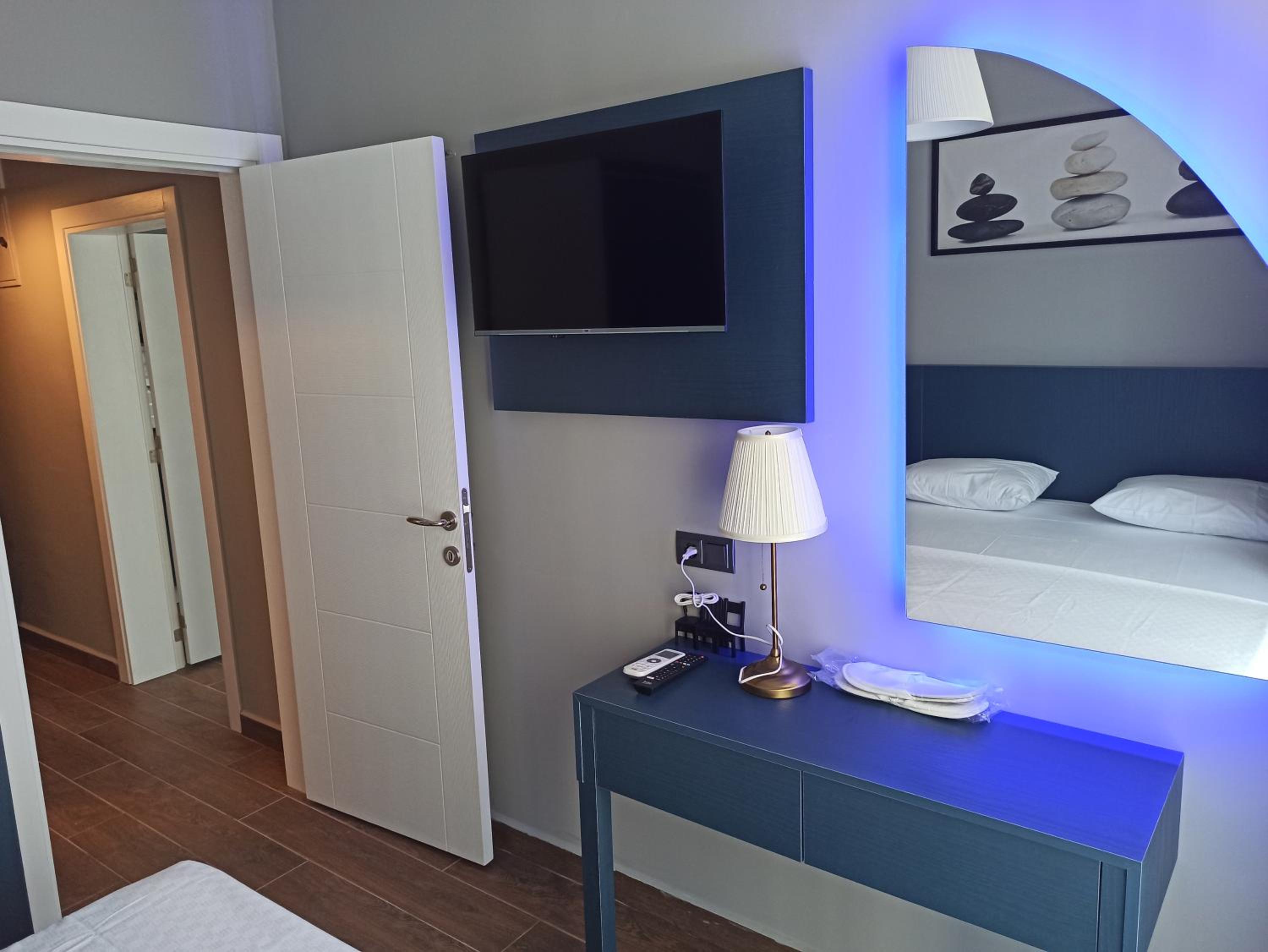 Double Room with Balcony - Photo 10