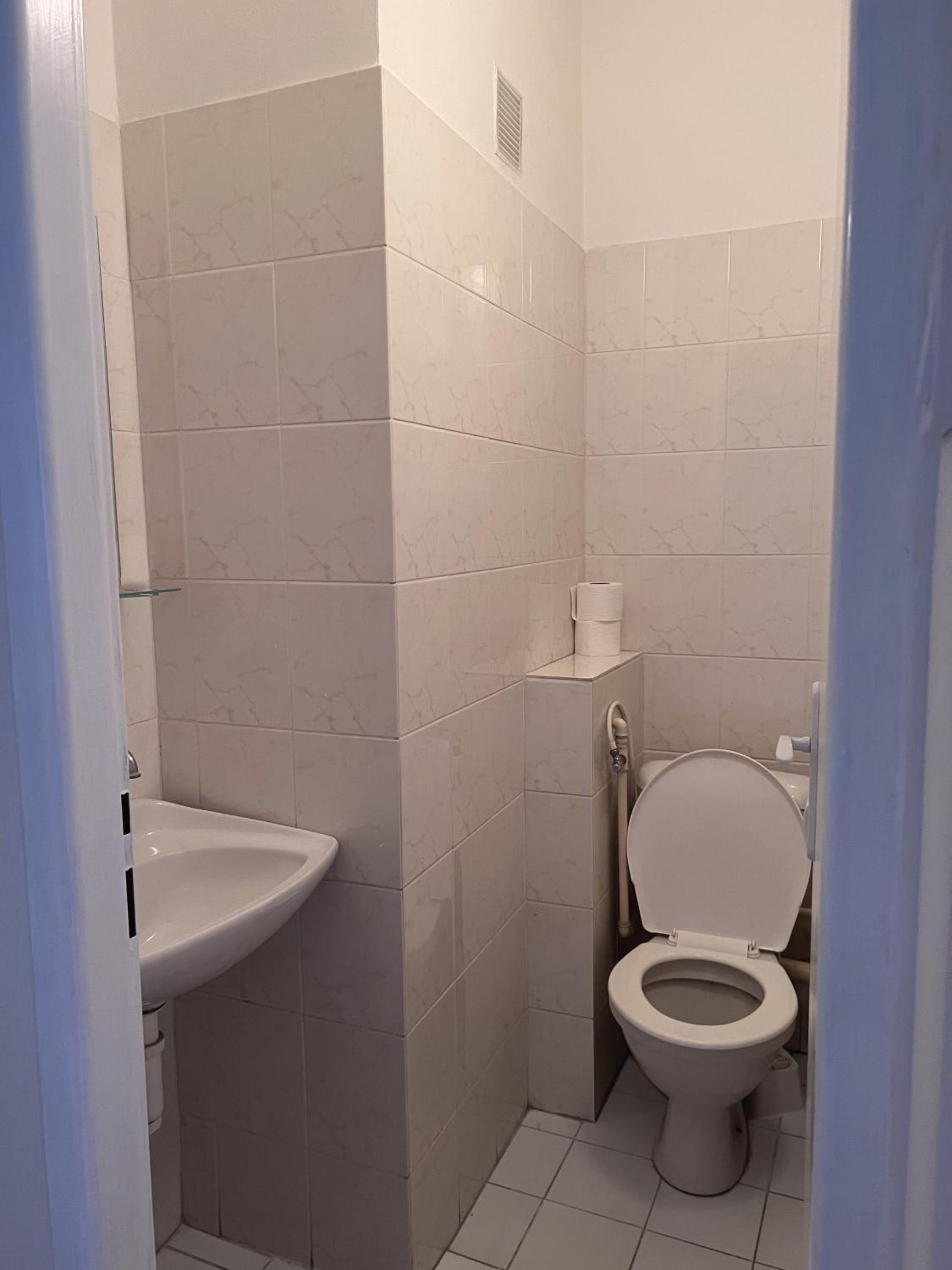 Apartment with Air Conditioning - Photo 13
