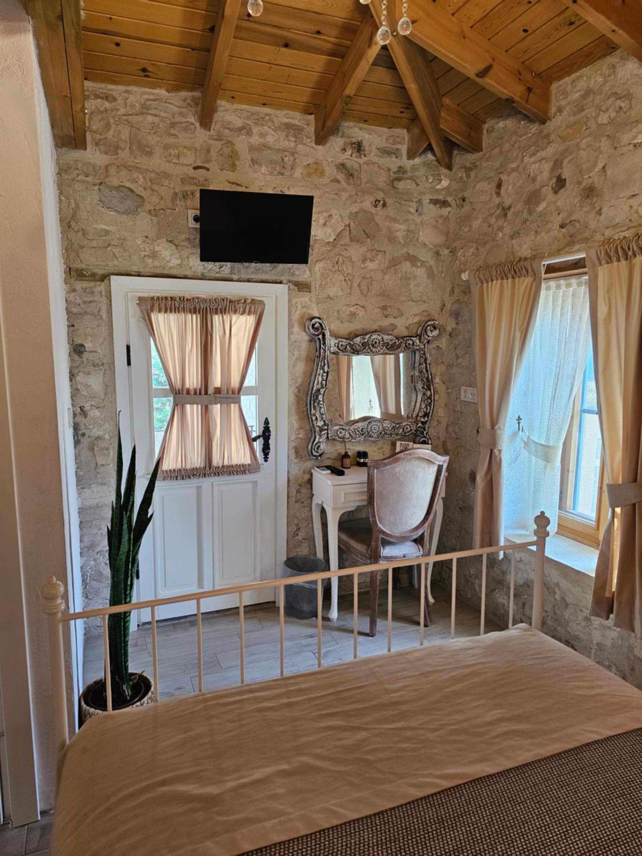 Double Room with Pool View - Photo 7