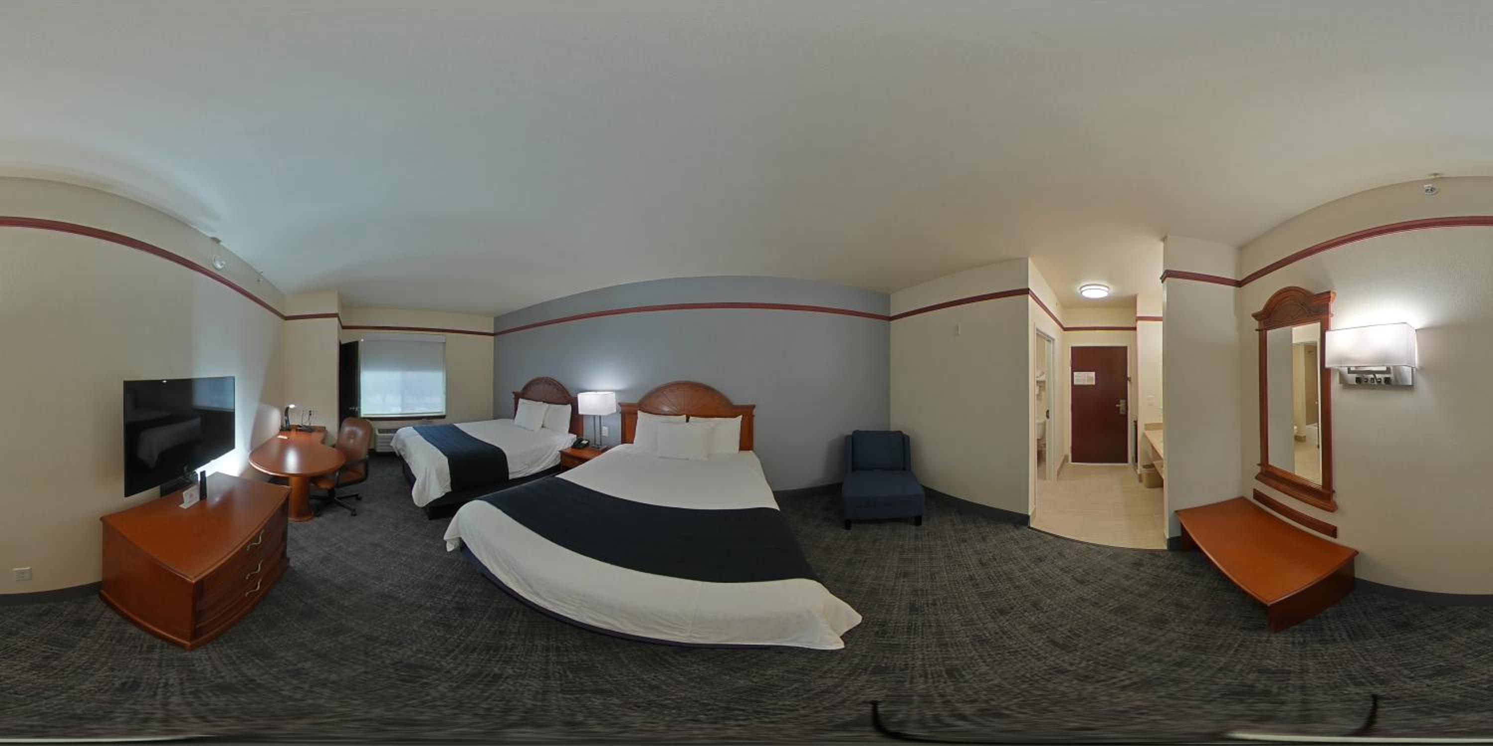 Queen Room with Two Queen Beds - Non-Smoking photo 3