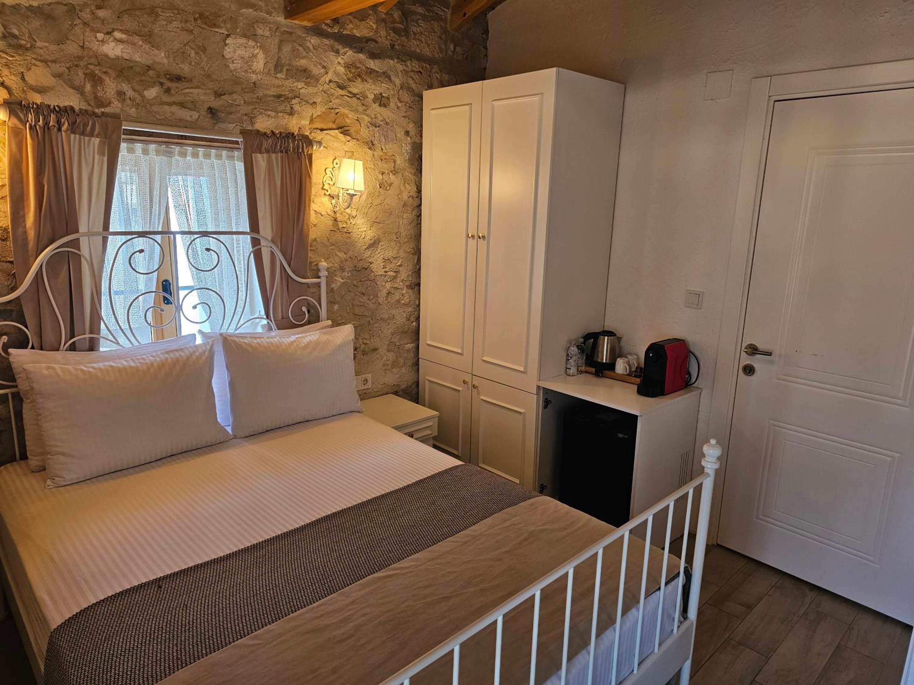Double Room with Pool View - Photo 8