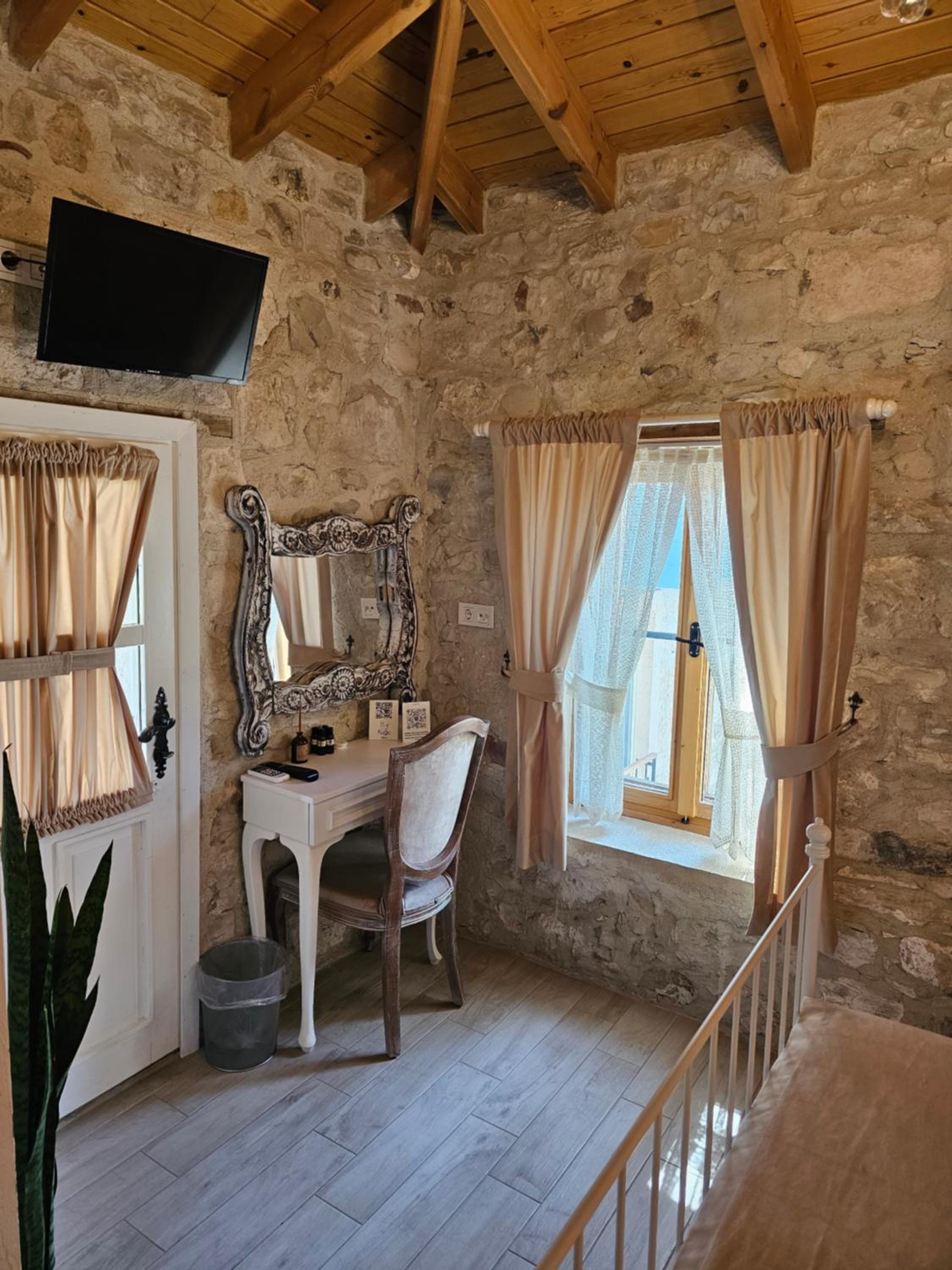 Double Room with Pool View - Photo 3
