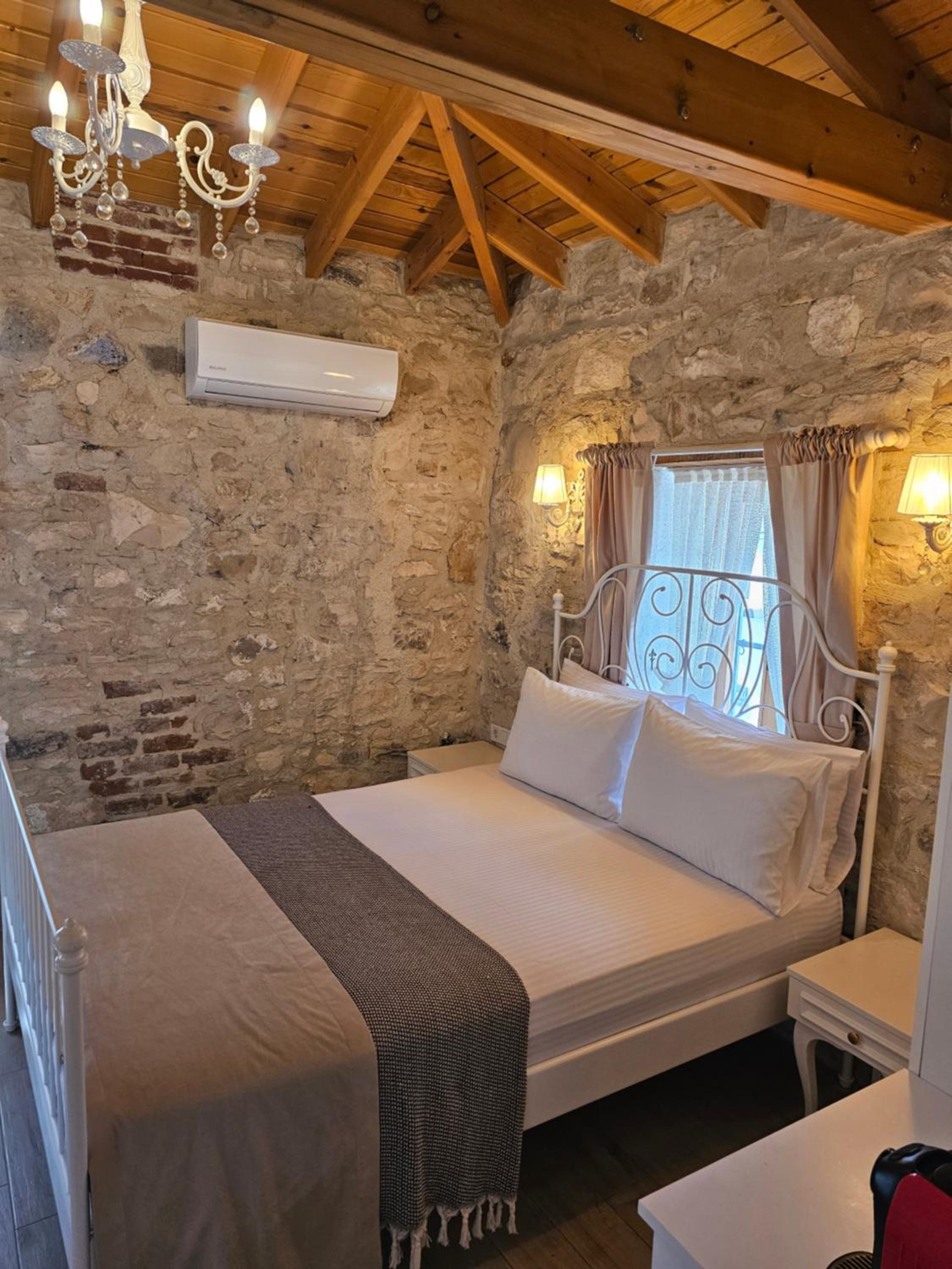 Double Room with Pool View - Photo 1