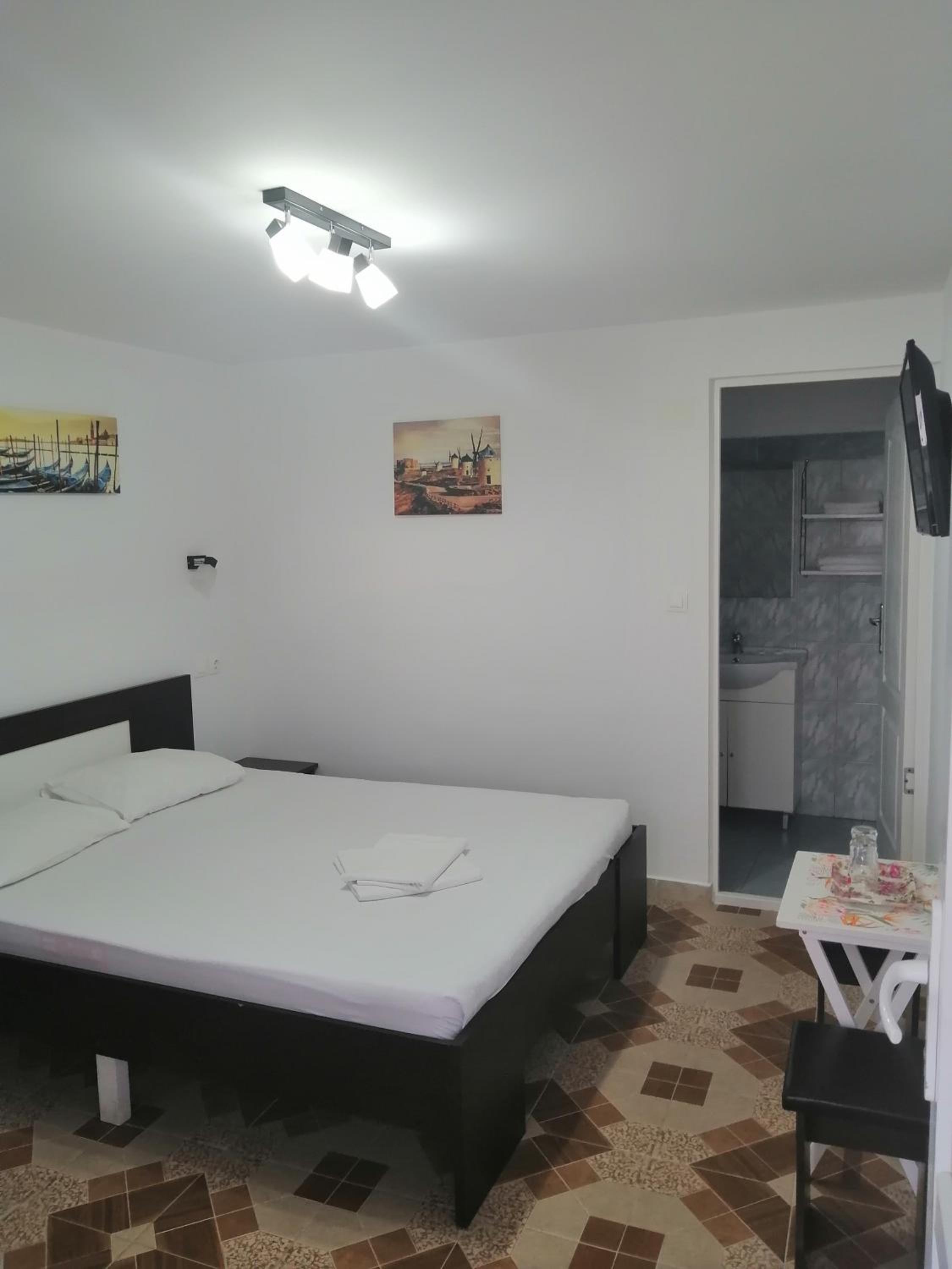 Double Room - Photo 11
