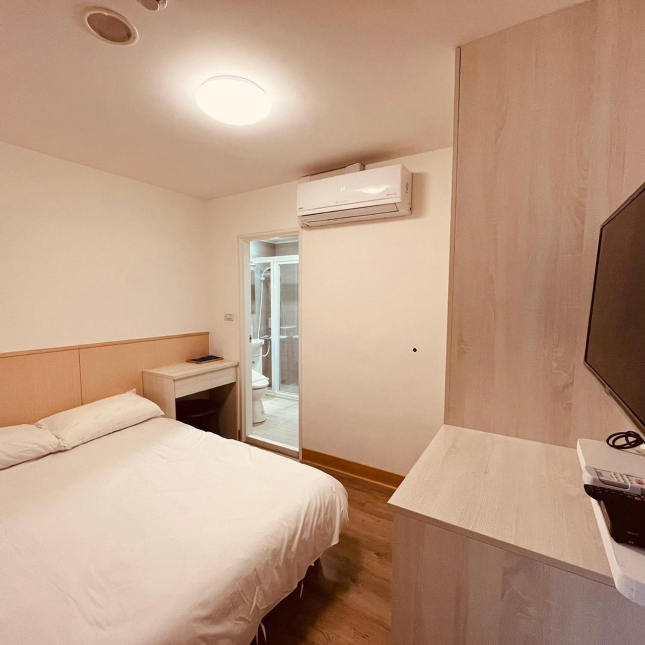 Deluxe Double Suite with Kitchenette
