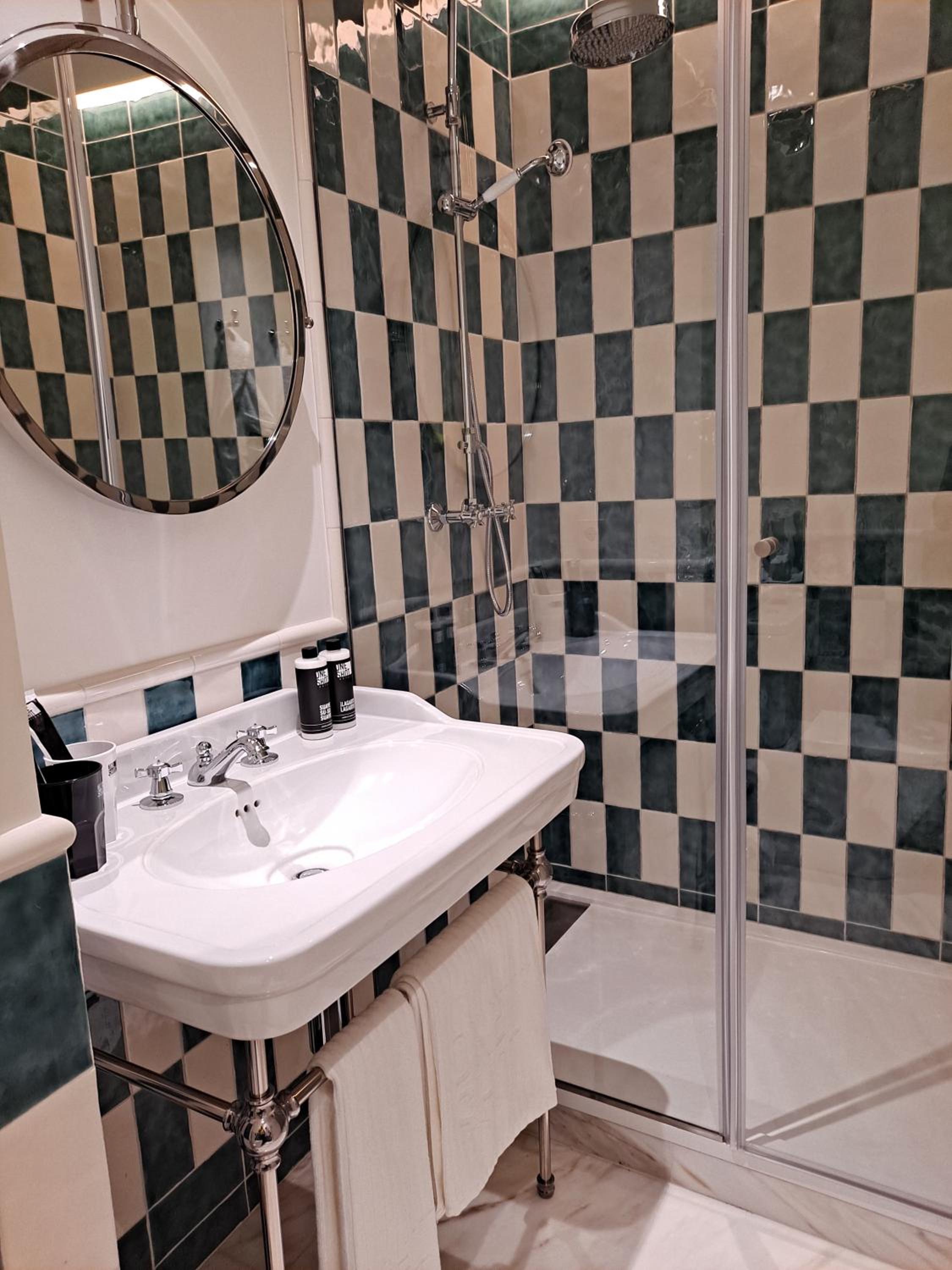 Deluxe Double Room - Photo 8