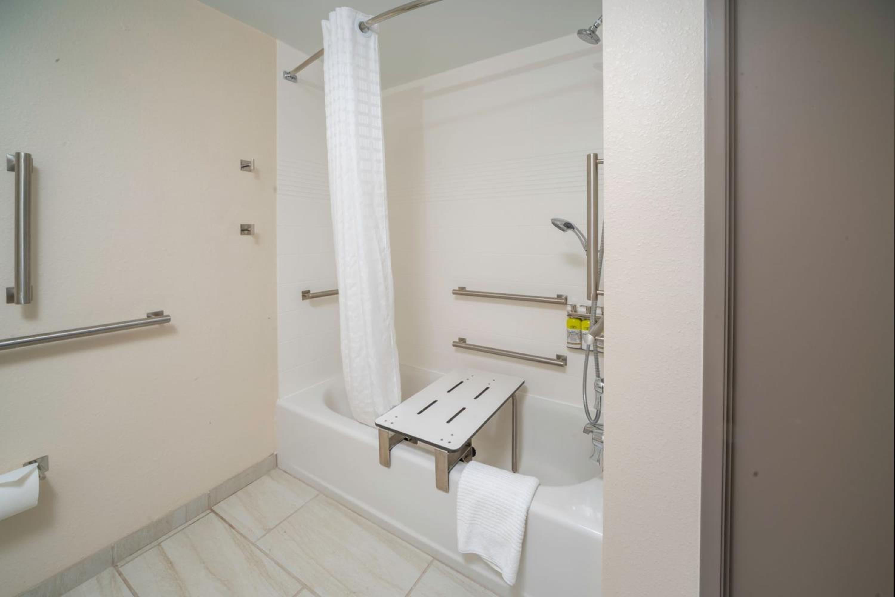 Queen Studio Suite - Mobility Access Tub/Non-Smoking - Photo 2