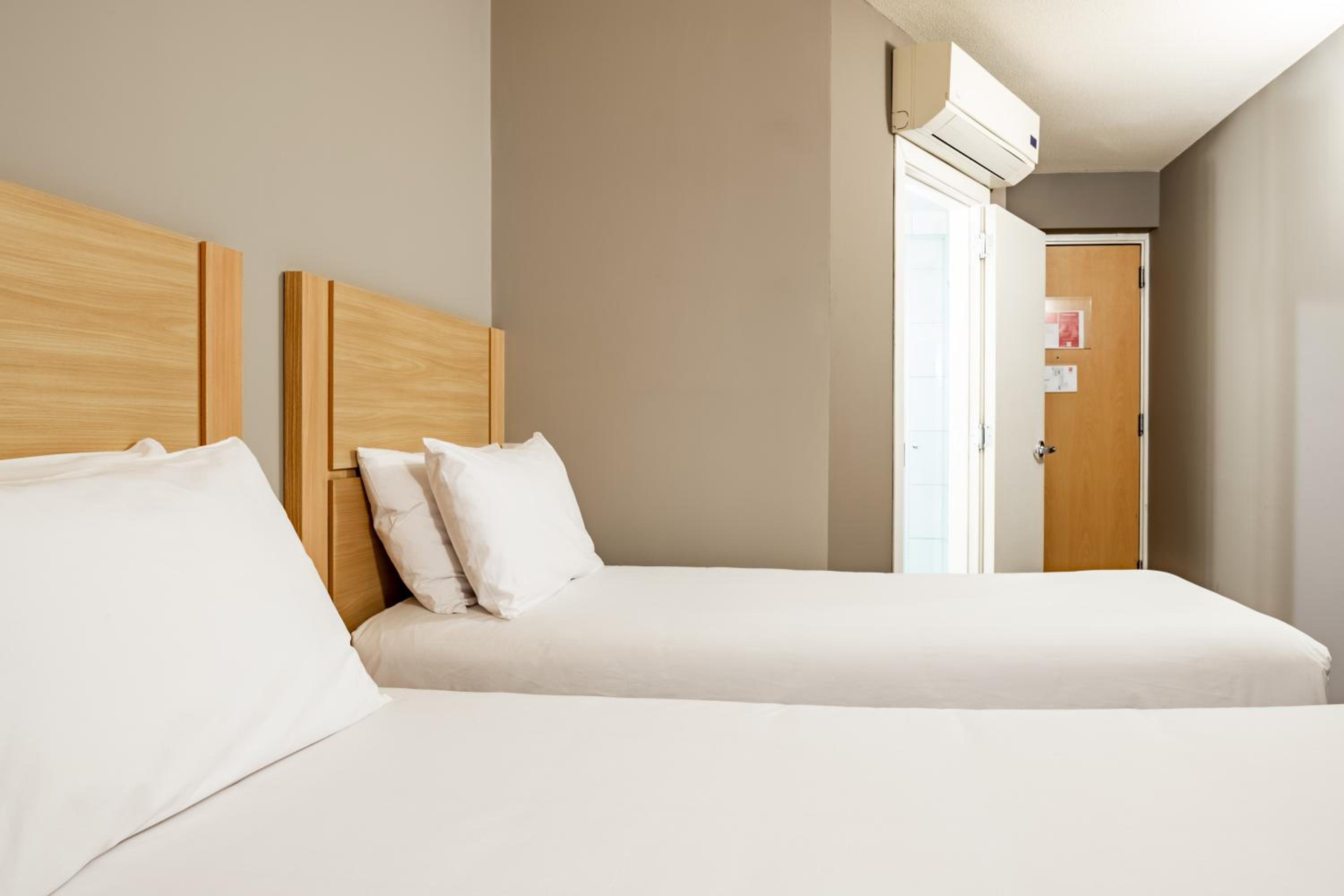 Standard Twin Room - Photo 8