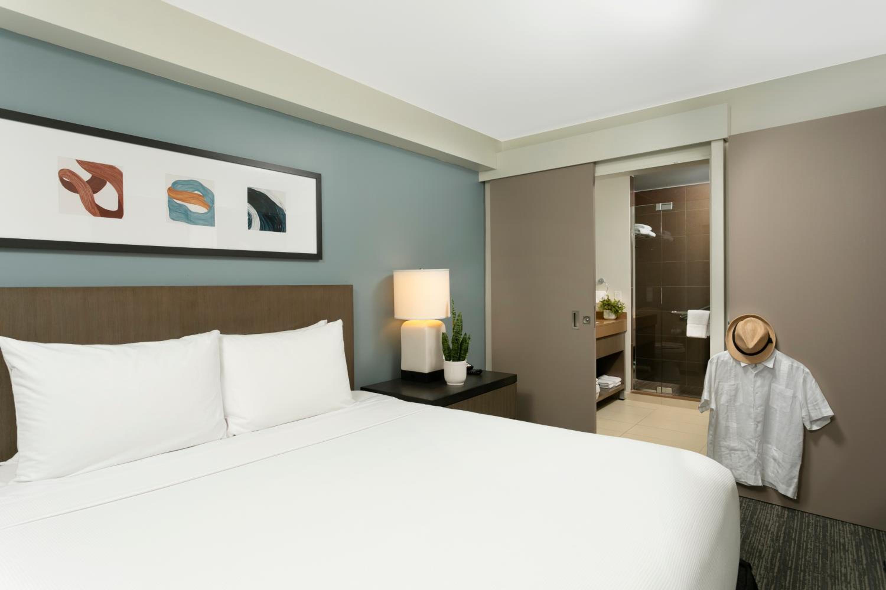 One-Bedroom King Suite with Kitchen - Photo 4