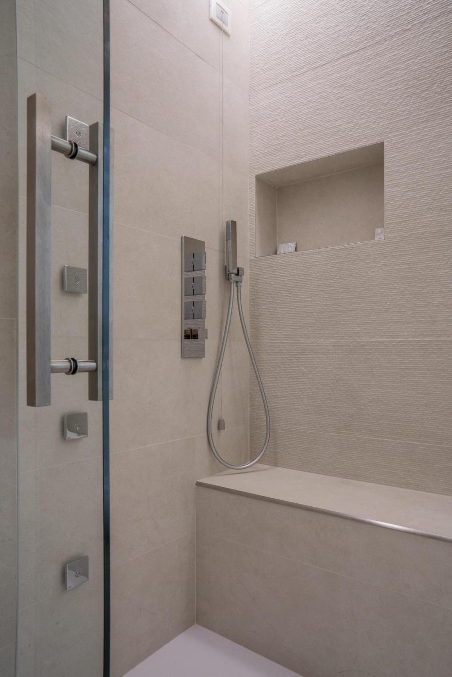 Luxury Quadruple Room - Photo 7