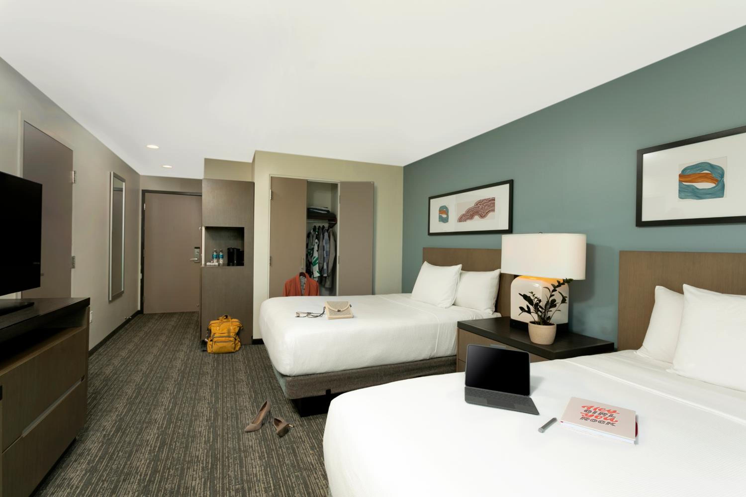 Den Guest Room with Two Queen Beds - Photo 2