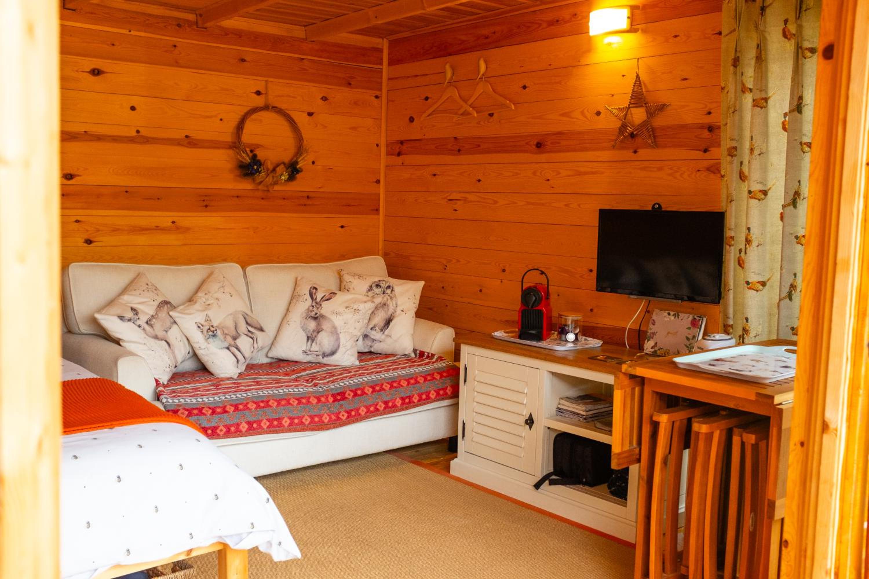 Double Room with Private Bathroom - Photo 22