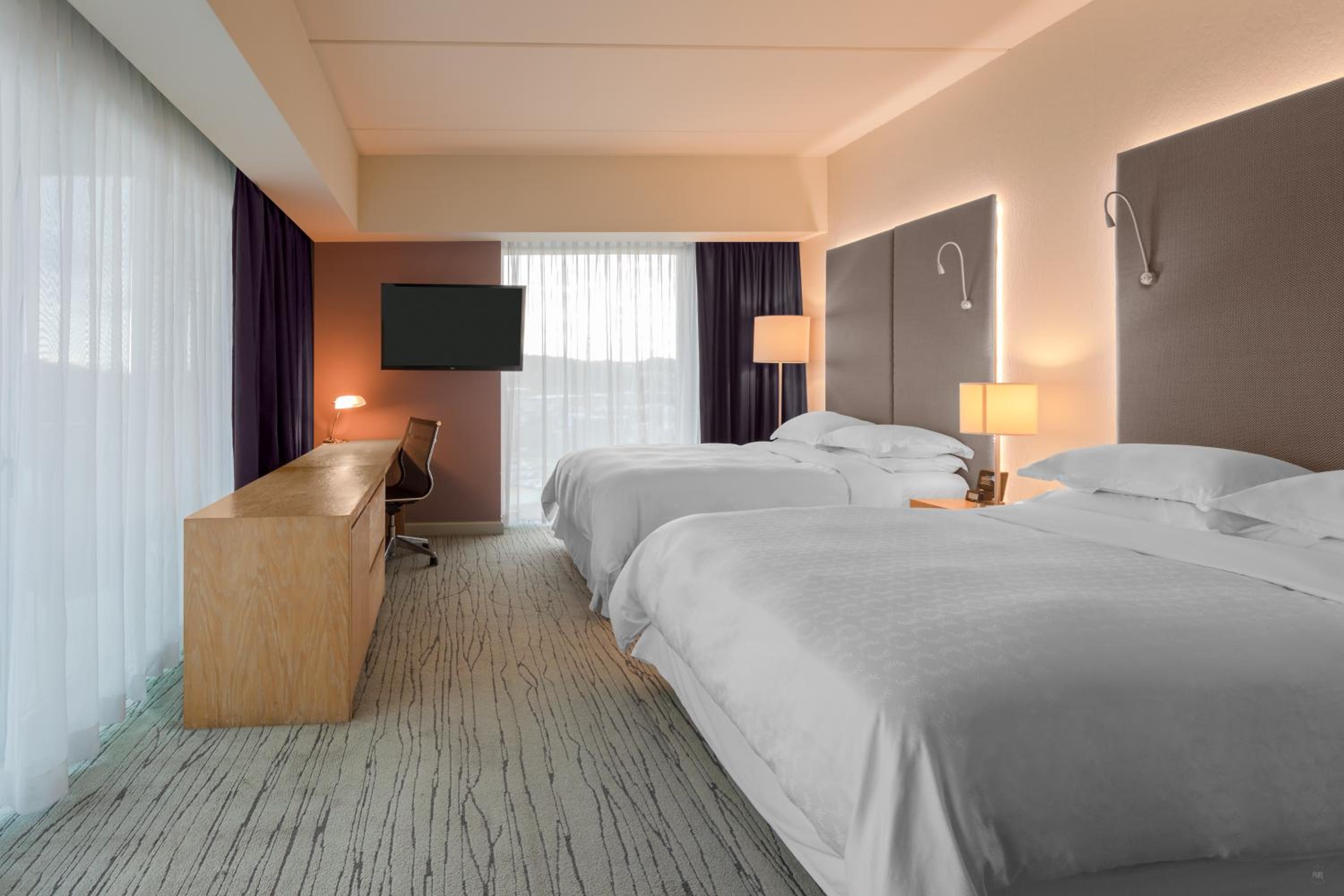 Deluxe Queen Room With Two Queen Beds And Balcony - Club Lounge Access