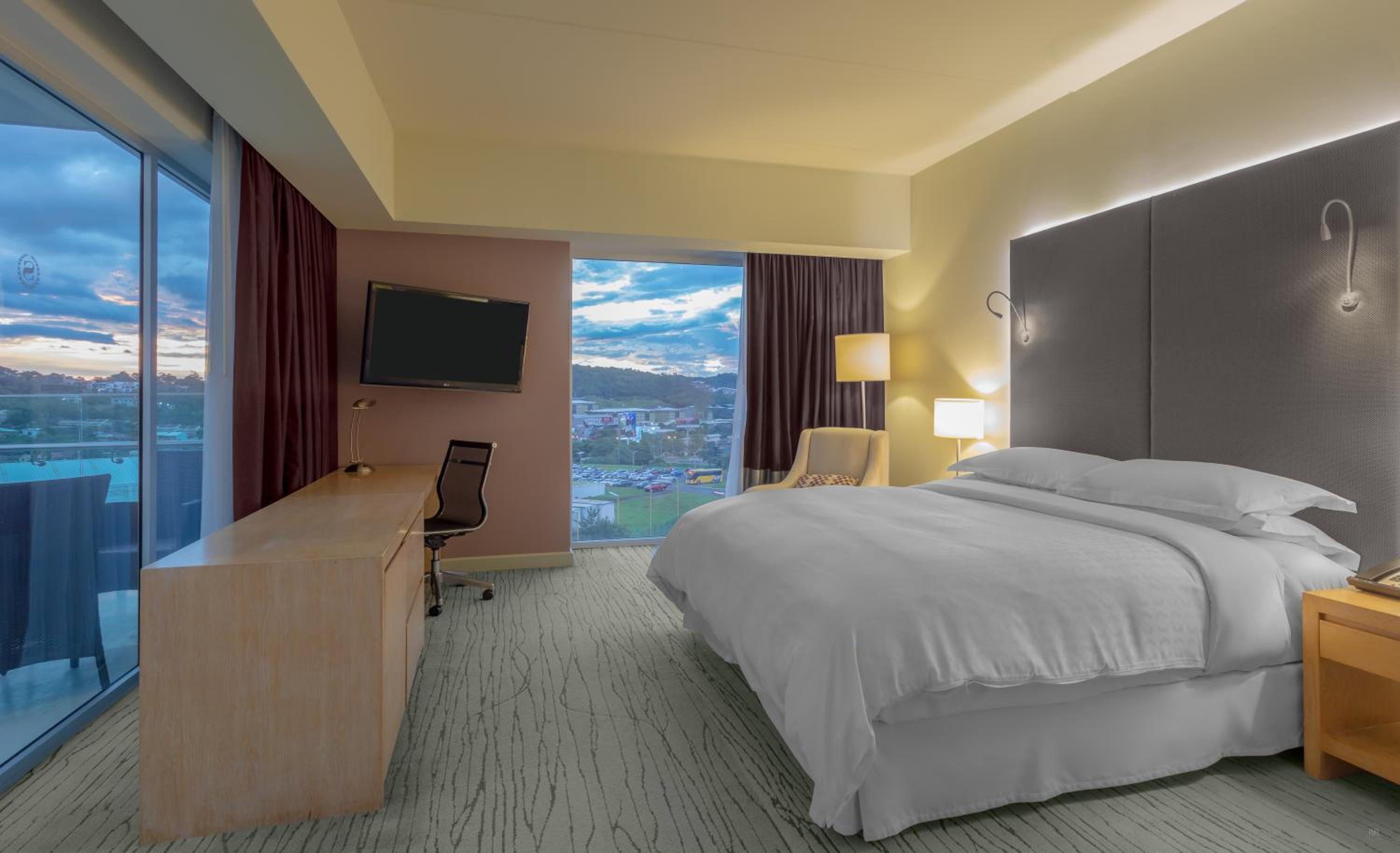 Deluxe King Room With Balcony - Club Lounge Access