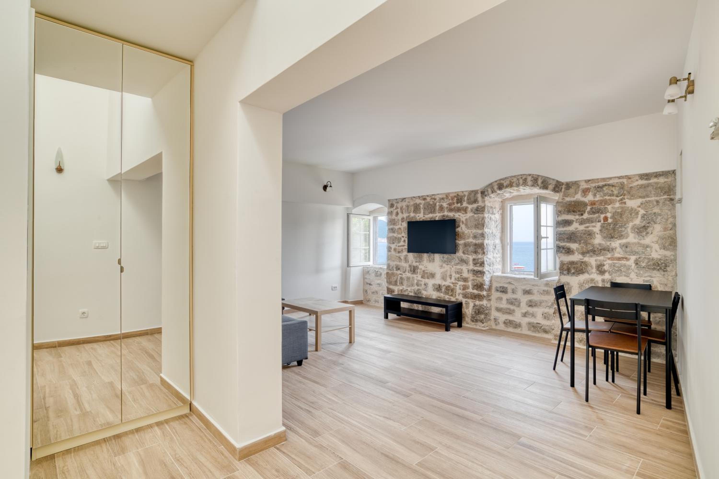 One-Bedroom Apartment with Sea View and Terrace photo 2