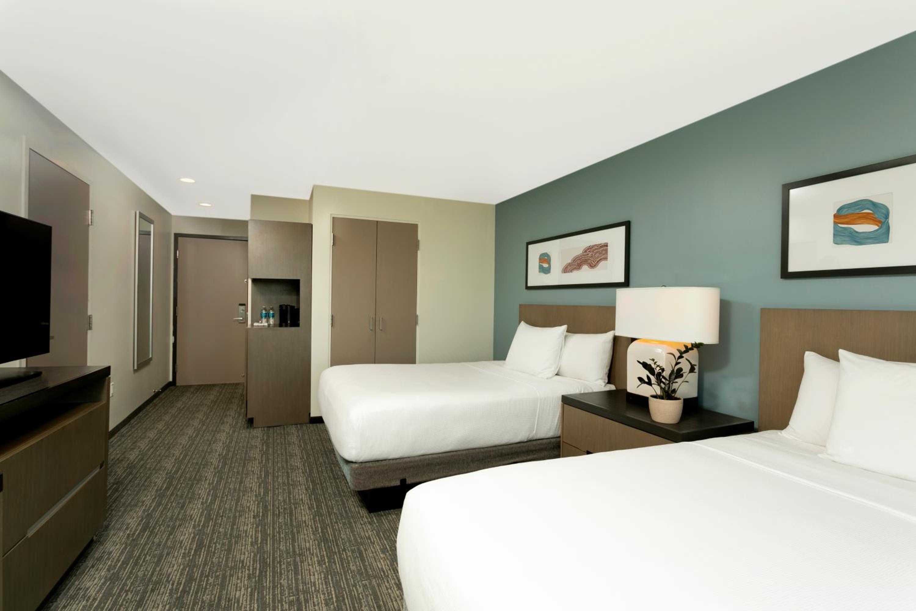 Den Guest Room with Two Queen Beds and Bay View - Photo 2