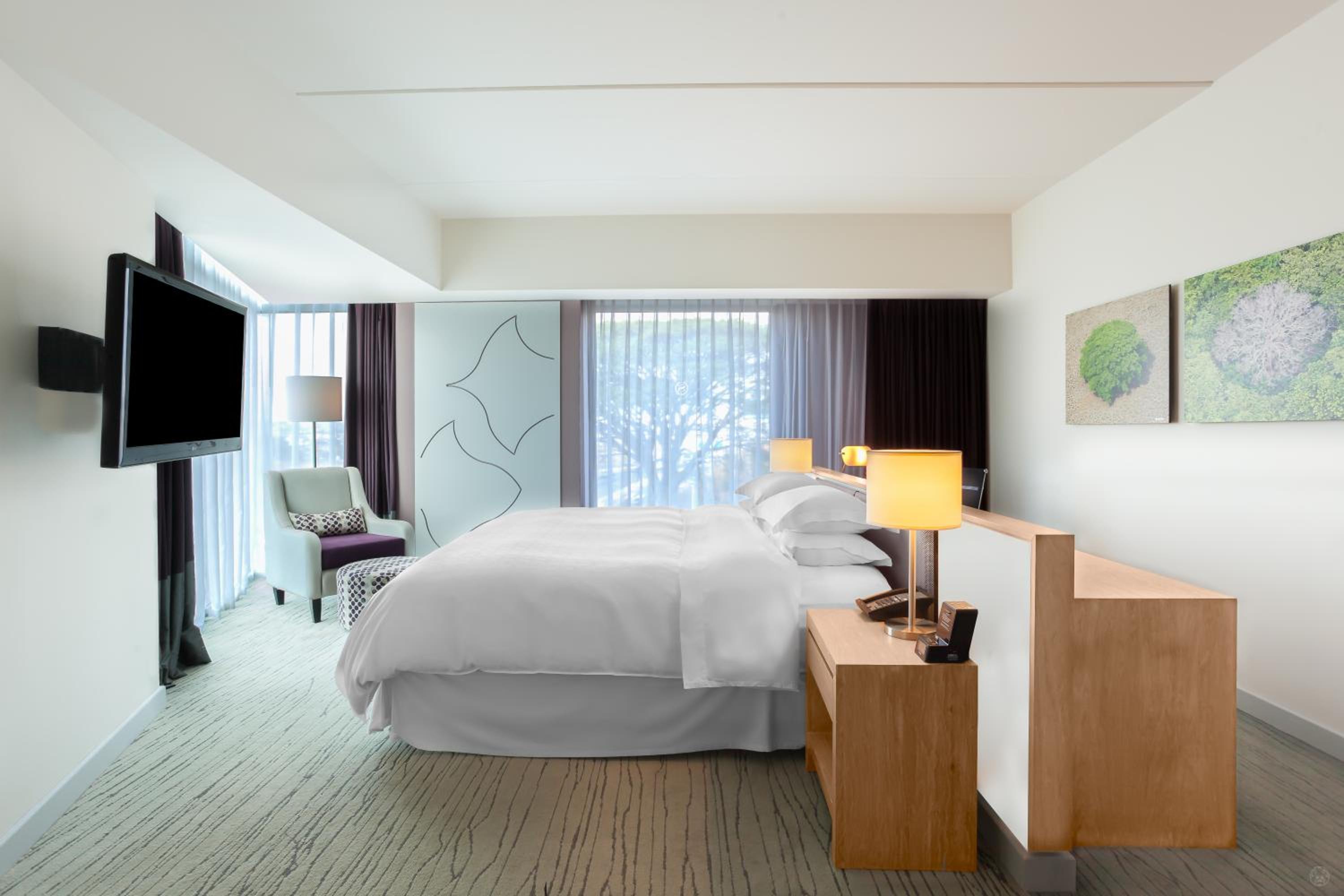 Deluxe Corner King Room - Club Lounge Access