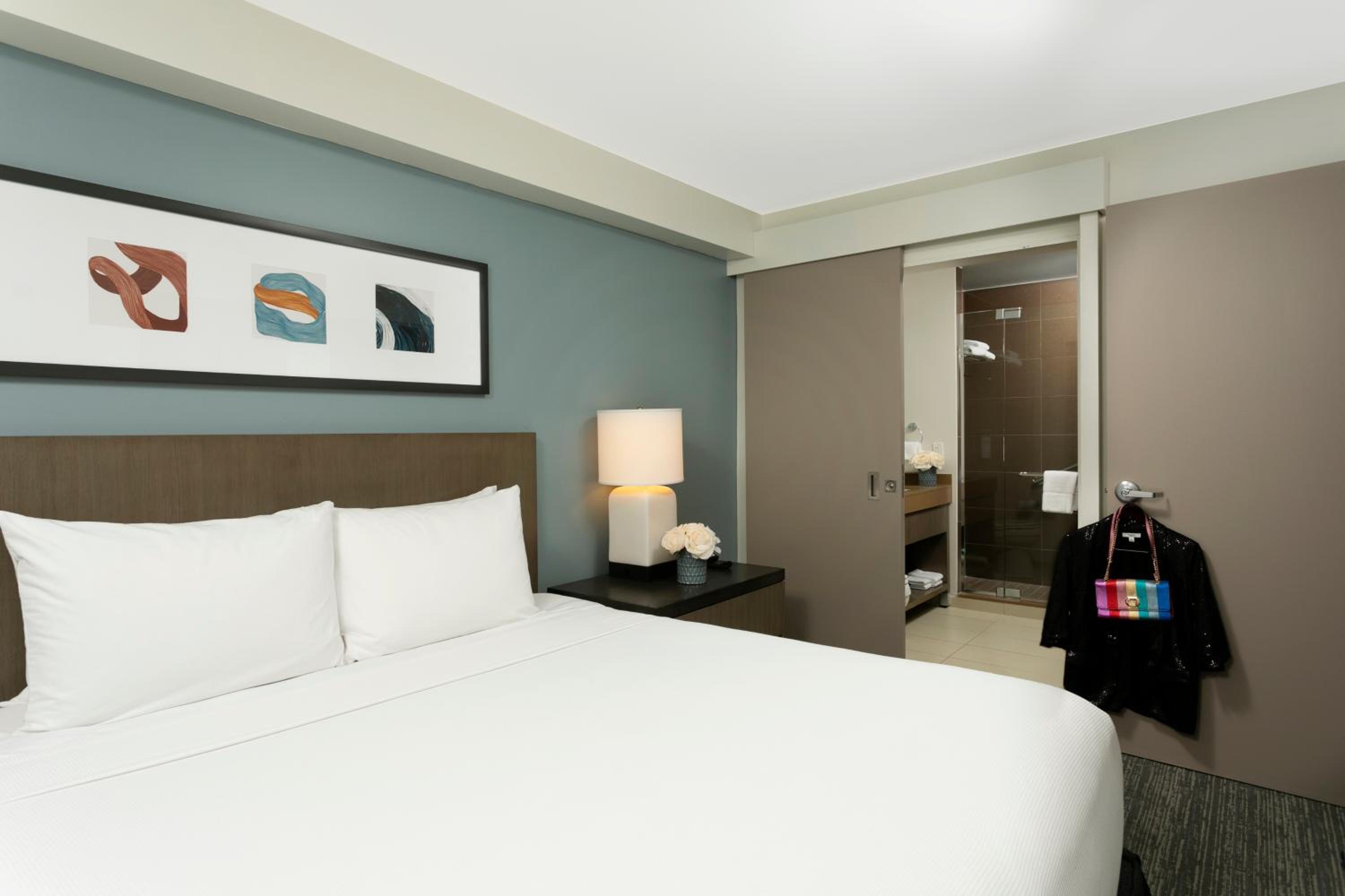 One-Bedroom Suite with Kitchen and Bay View - Photo 4