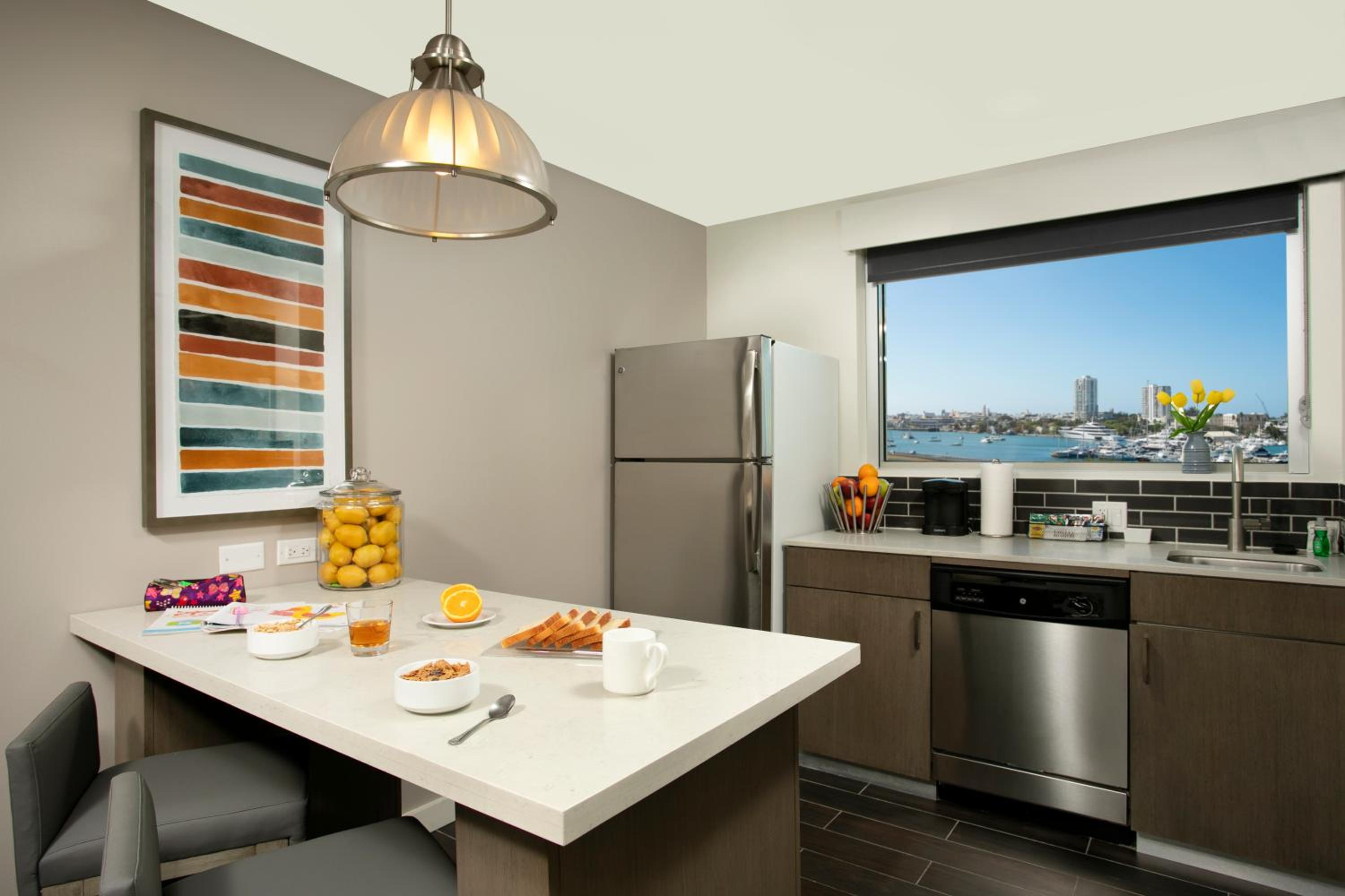 One-Bedroom Suite with Kitchen and Bay View - Photo 2
