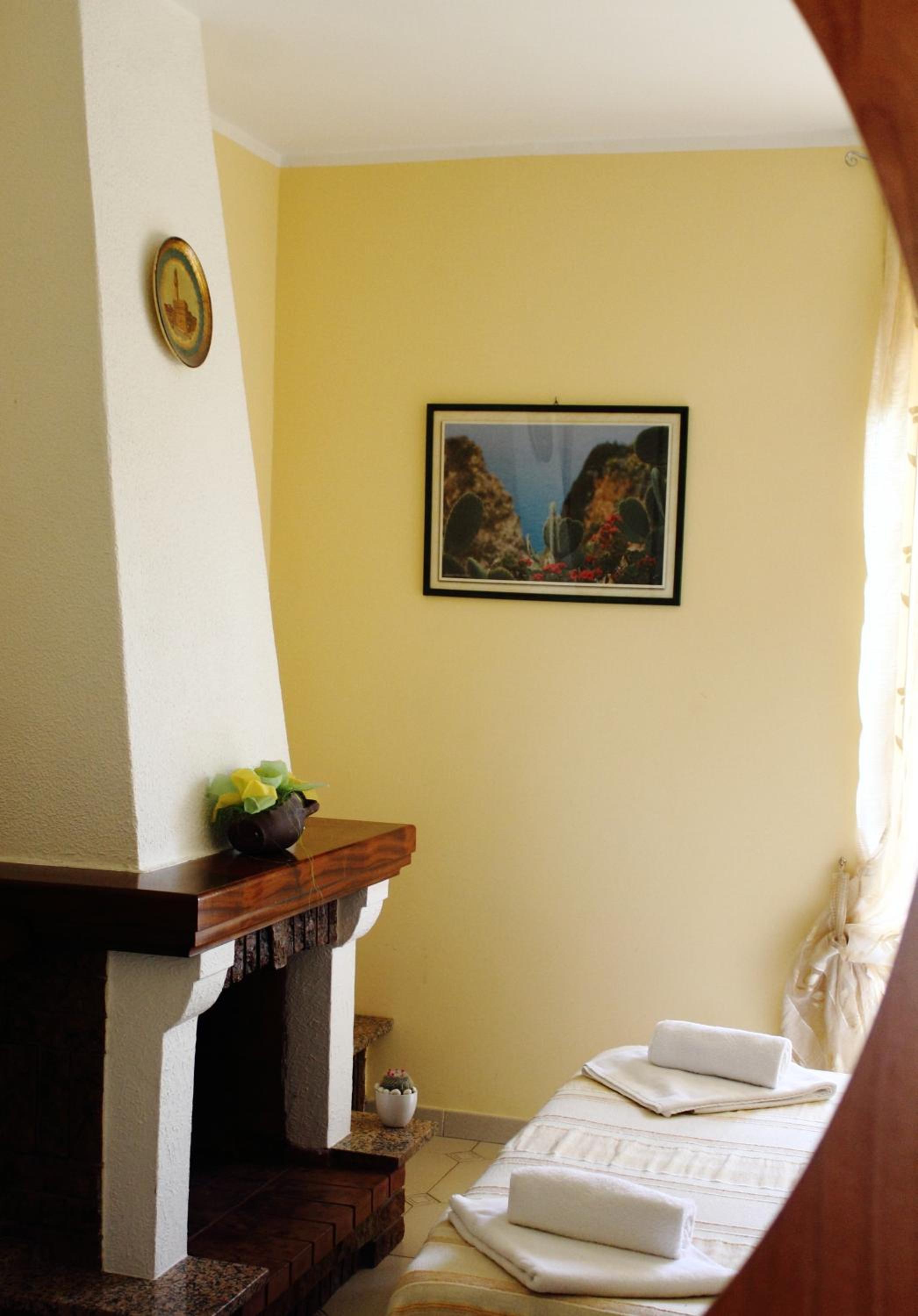 Double or Twin Room with Sea View - Photo 8