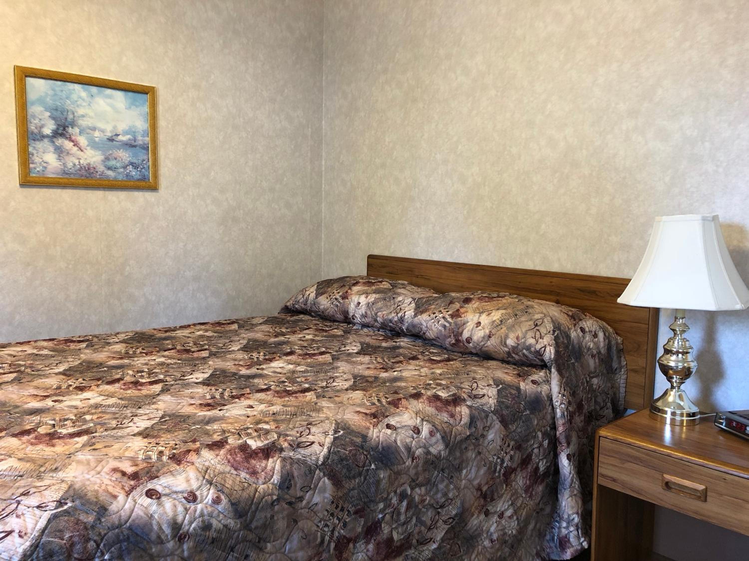 Queen Room with Kitchenette photo 1