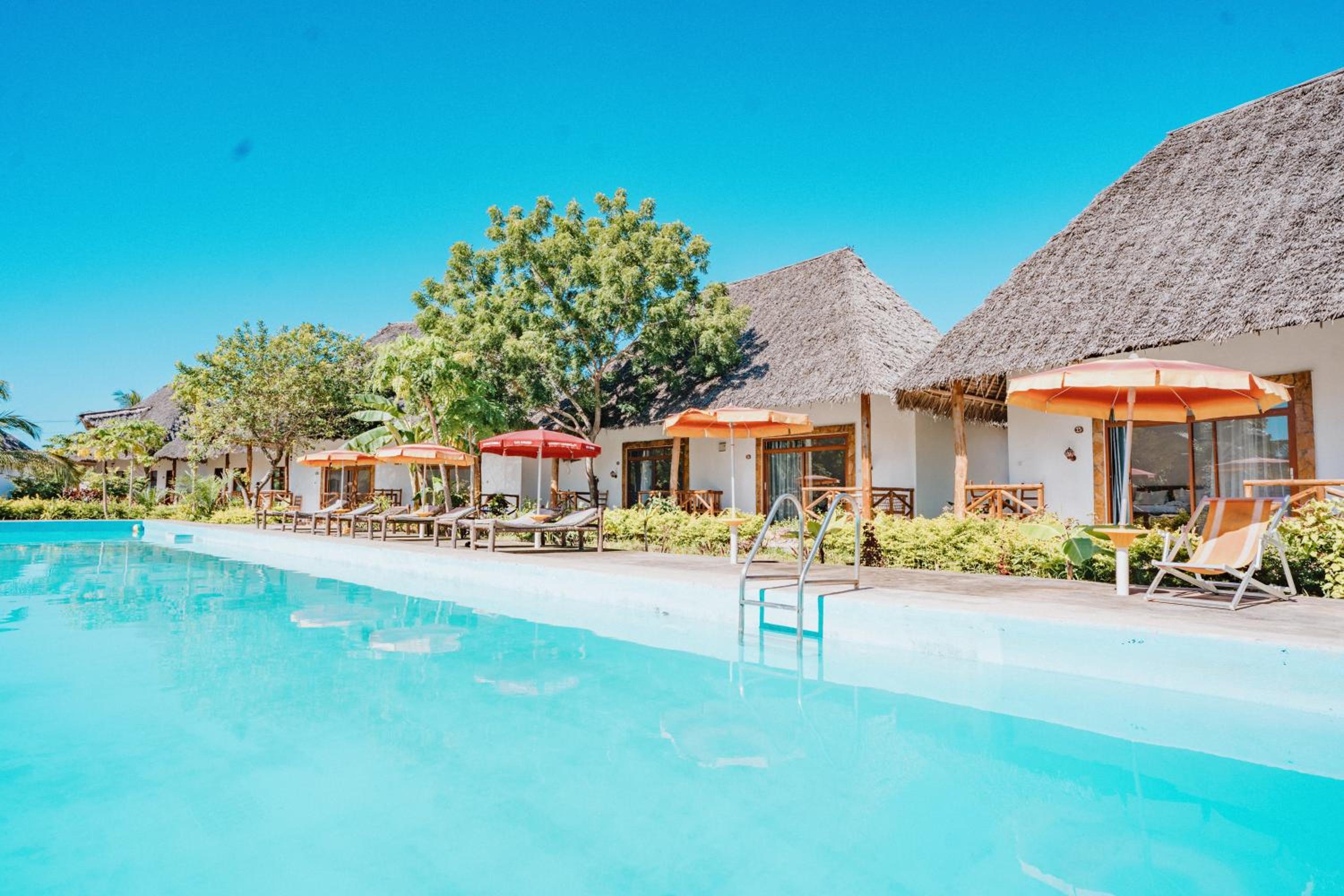 Triple Room with Pool View - Photo 23