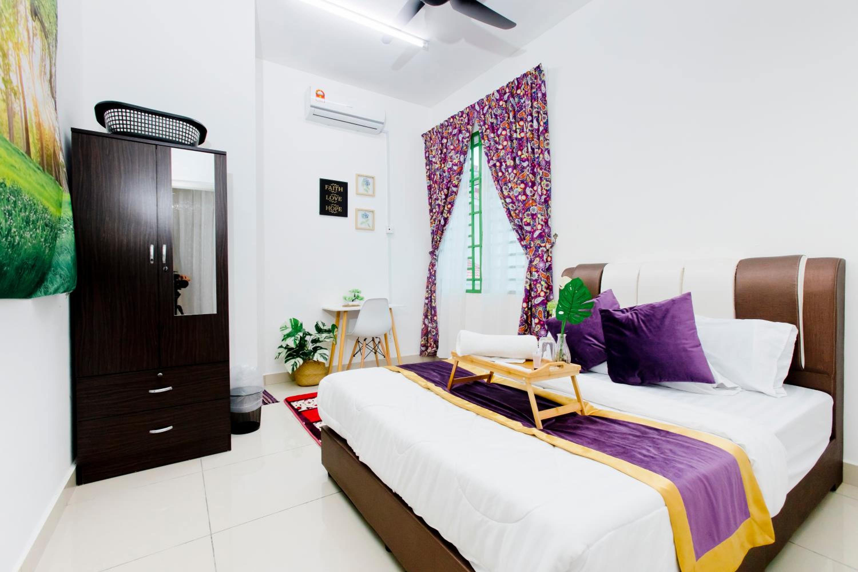 Four-Bedroom House photo 3