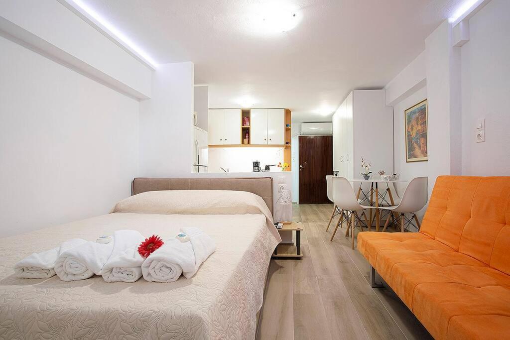 One-Bedroom Apartment photo 1