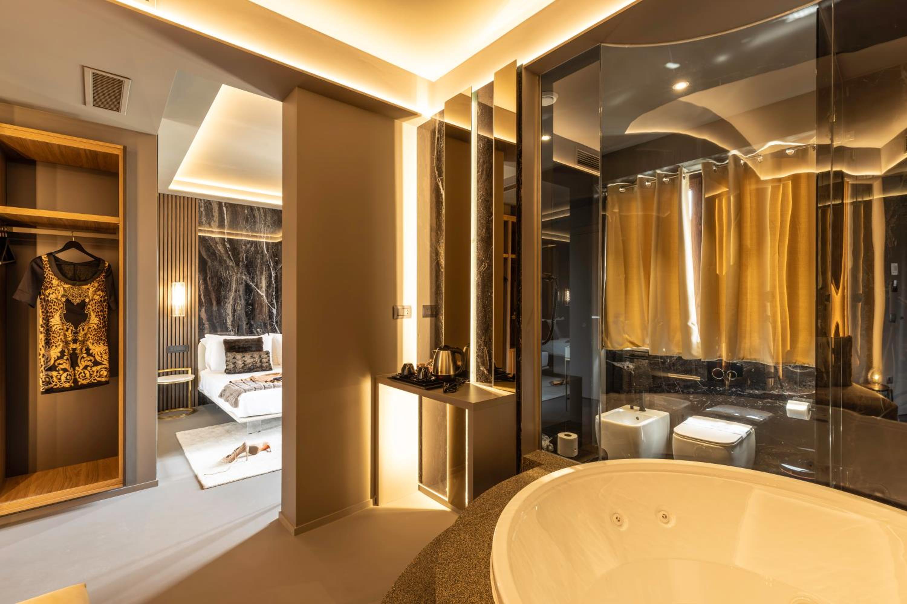 Suite with Hot Tub photo 2