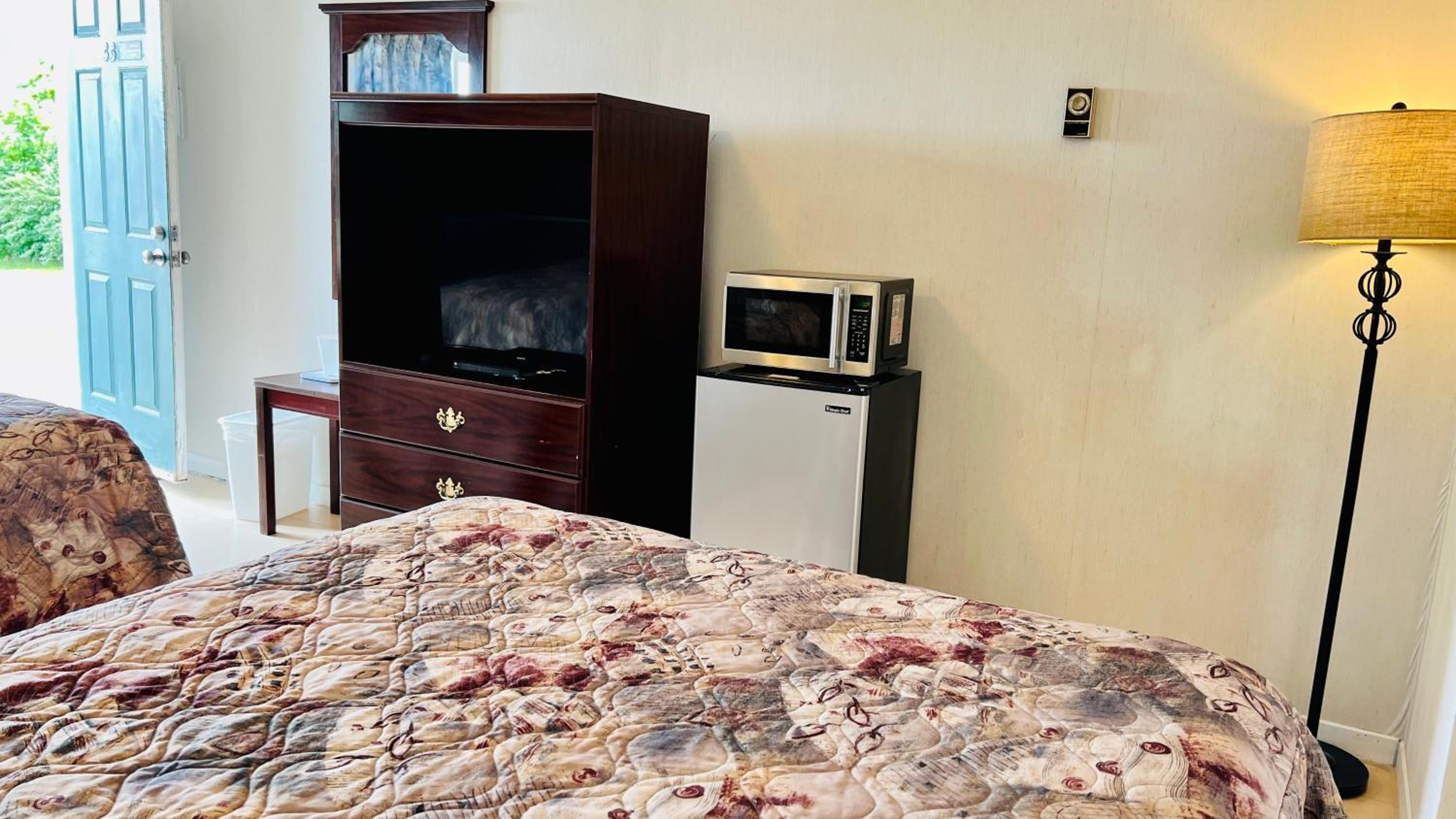 Deluxe Double Room with Bath - Photo 3