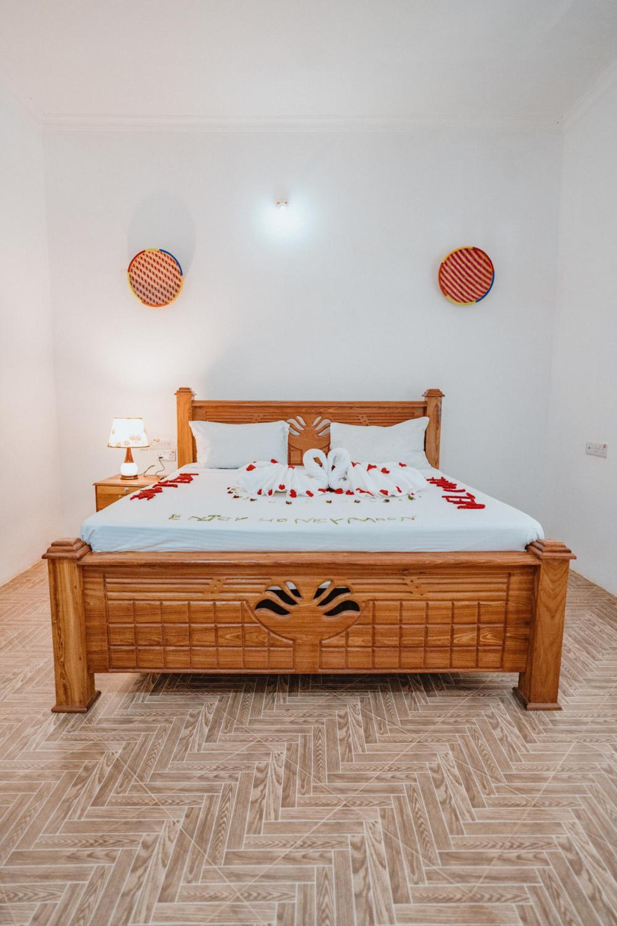 Queen Room with Garden View - Photo 12