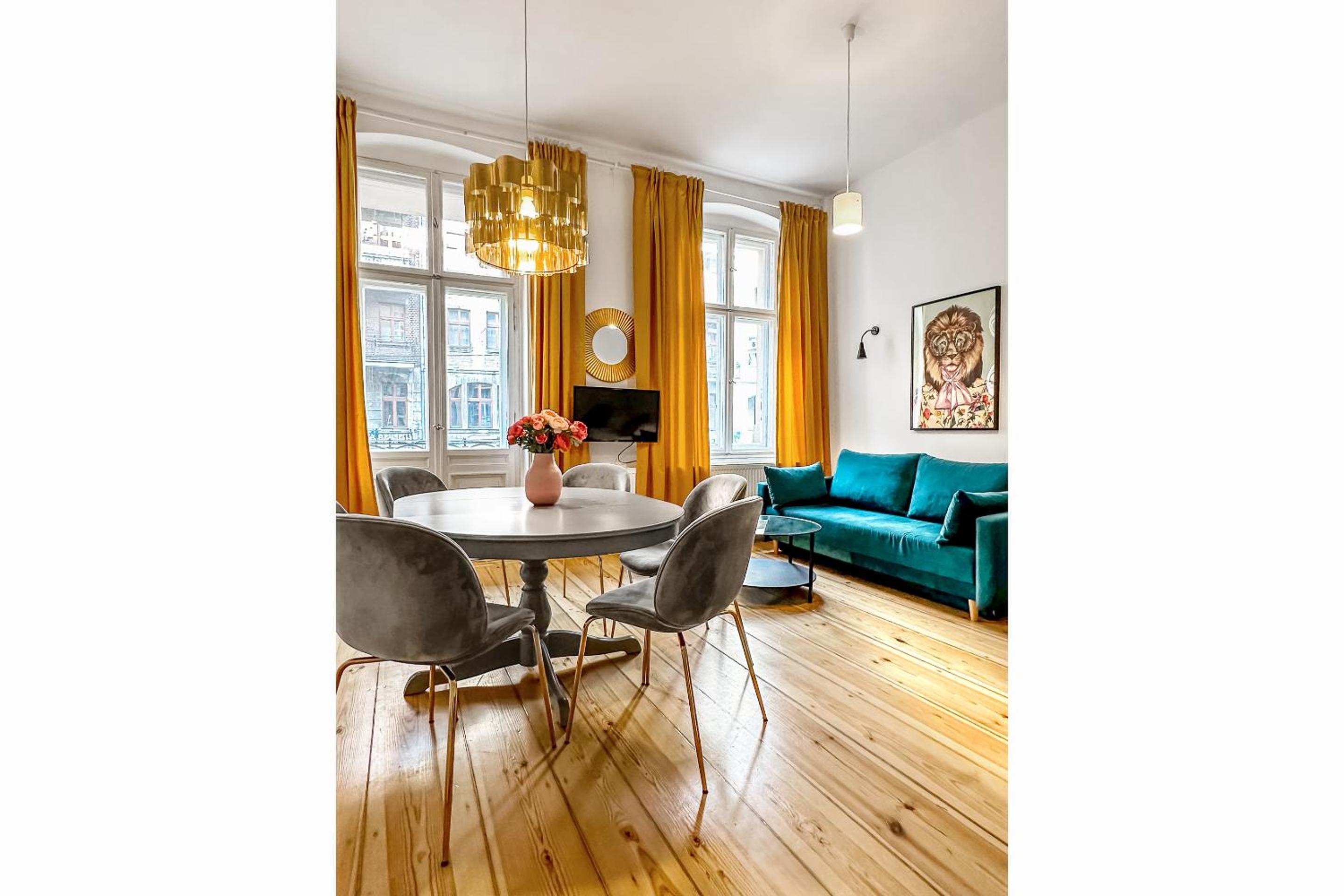 Deluxe Three-Bedroom Apartment with 2 Bathrooms and Balcony  - Photo 7