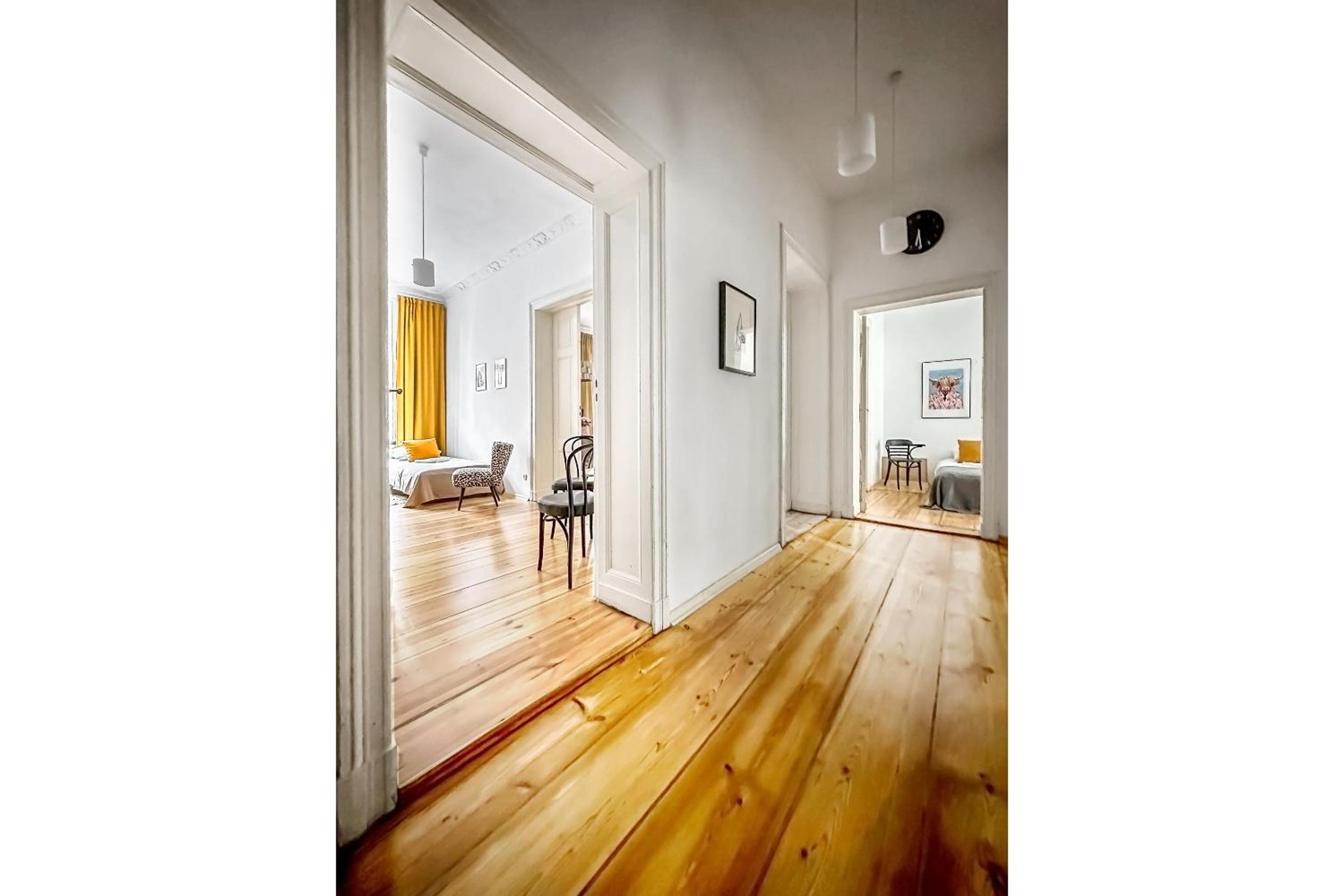 Deluxe Three-Bedroom Apartment with 2 Bathrooms and Balcony  - Photo 8