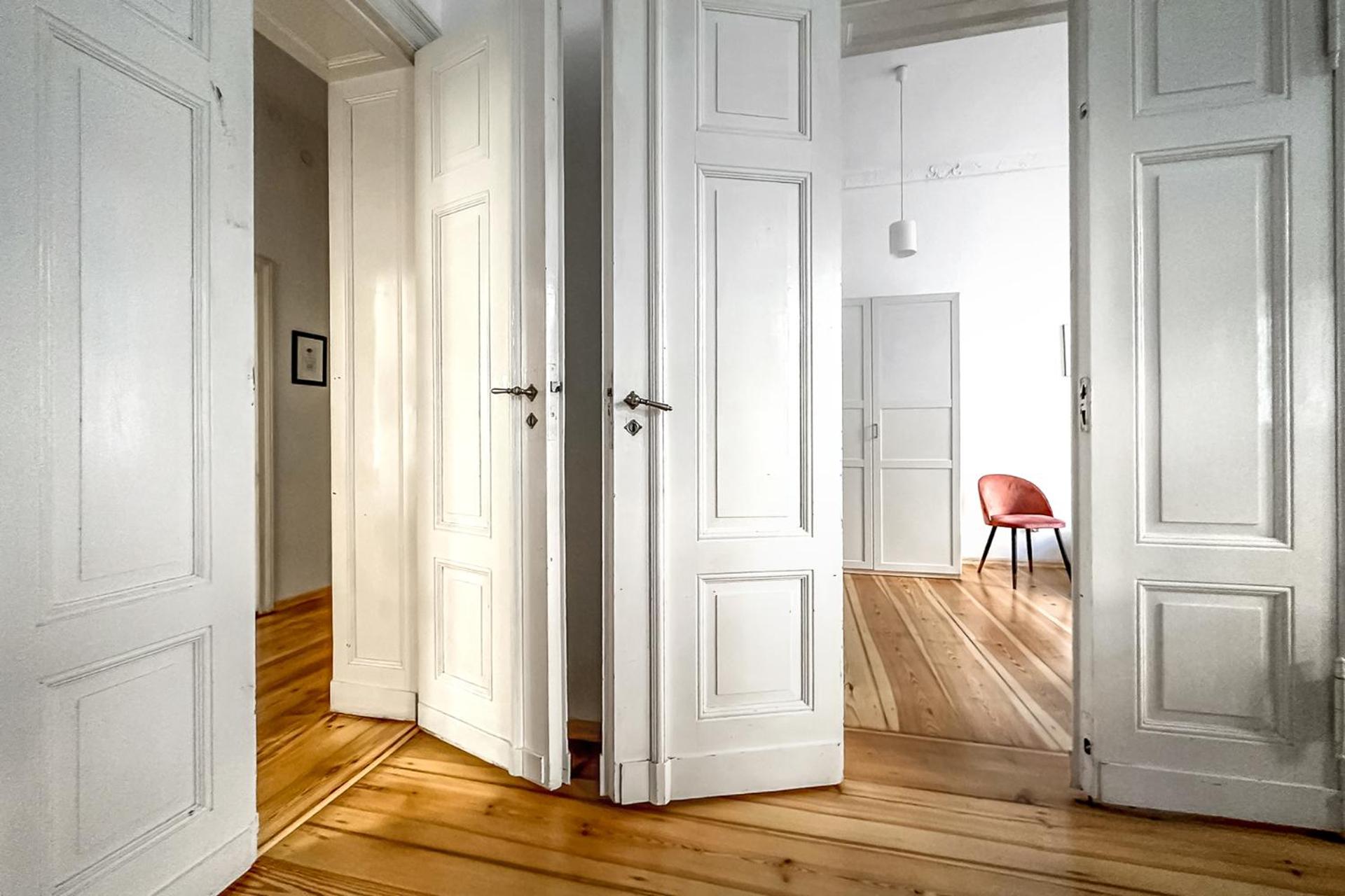 Deluxe Three-Bedroom Apartment with 2 Bathrooms and Balcony  - Photo 13