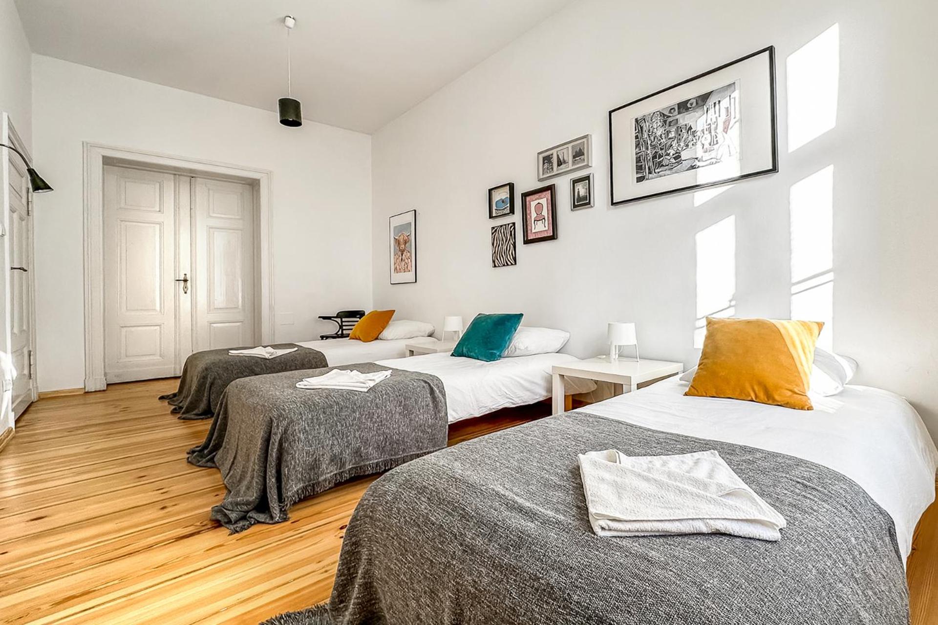 Deluxe Three-Bedroom Apartment with 2 Bathrooms and Balcony  - Photo 21