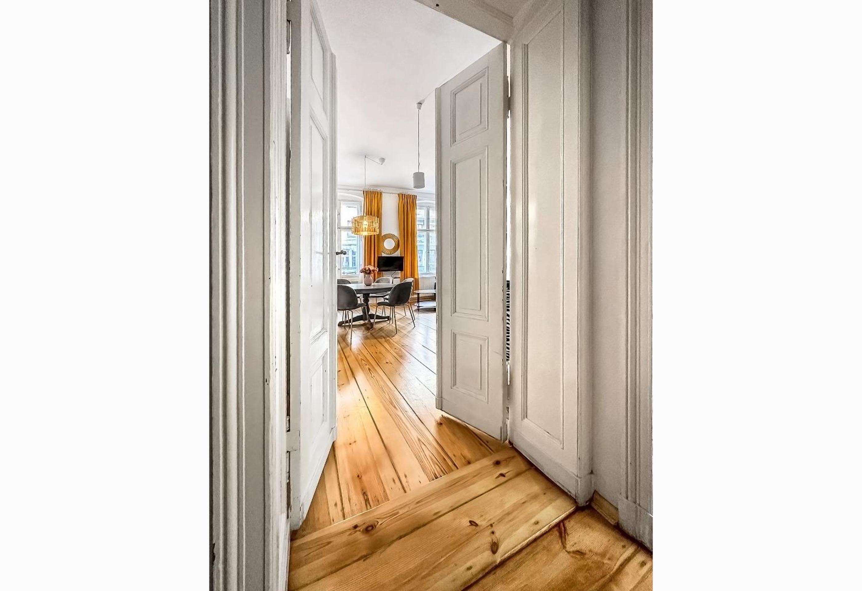 Deluxe Three-Bedroom Apartment with 2 Bathrooms and Balcony  - Photo 3