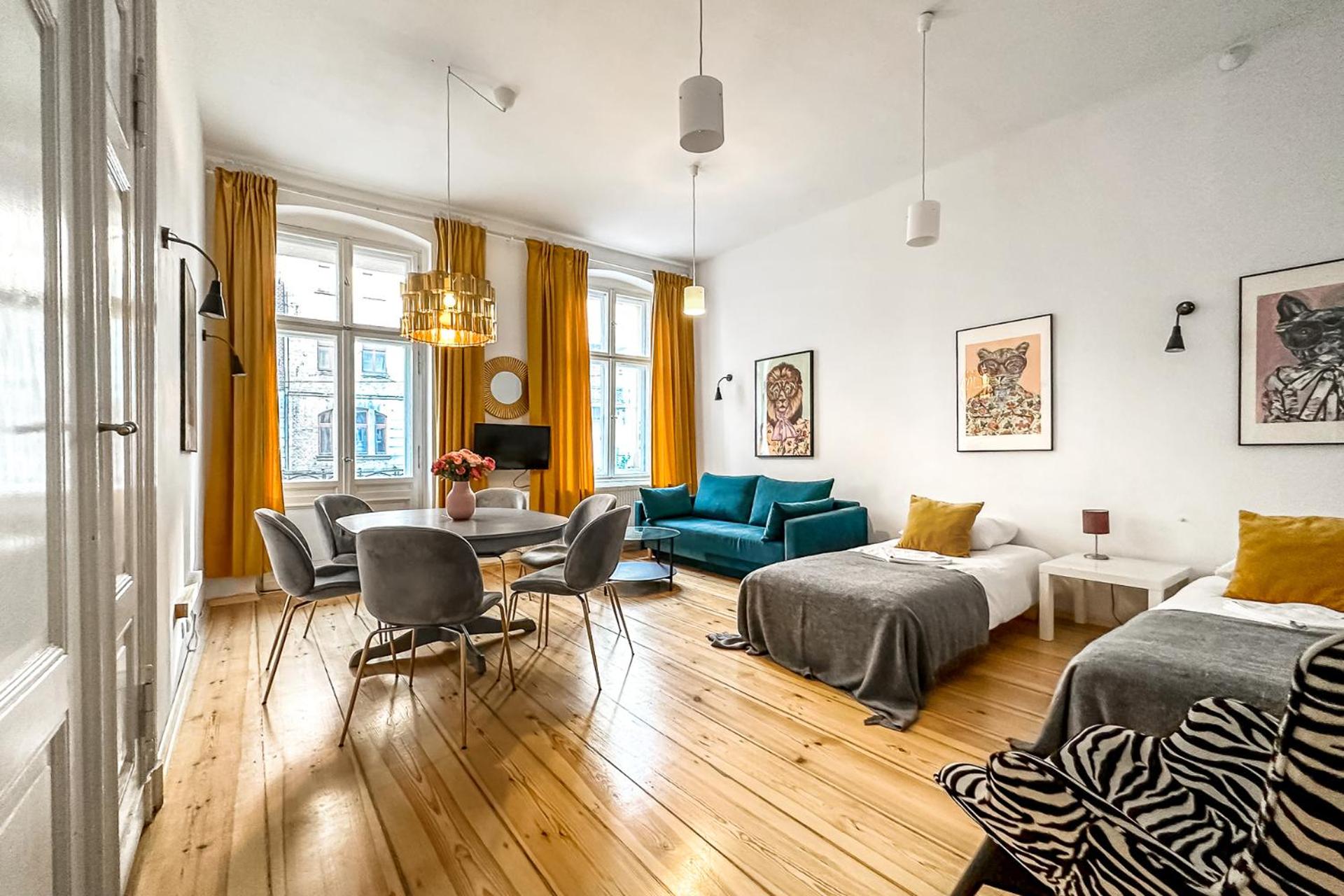 Deluxe Three-Bedroom Apartment with 2 Bathrooms and Balcony  - Photo 35