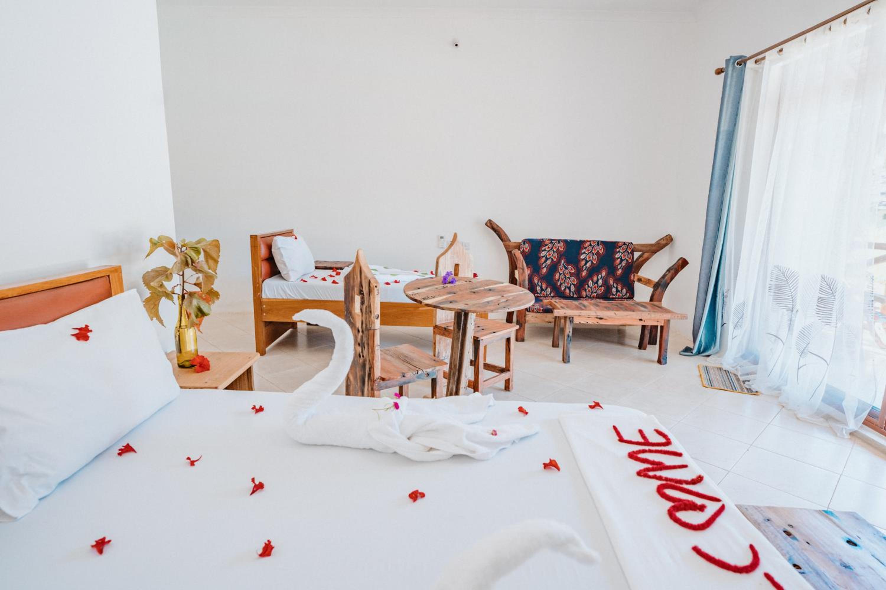 Triple Room with Pool View - Photo 1