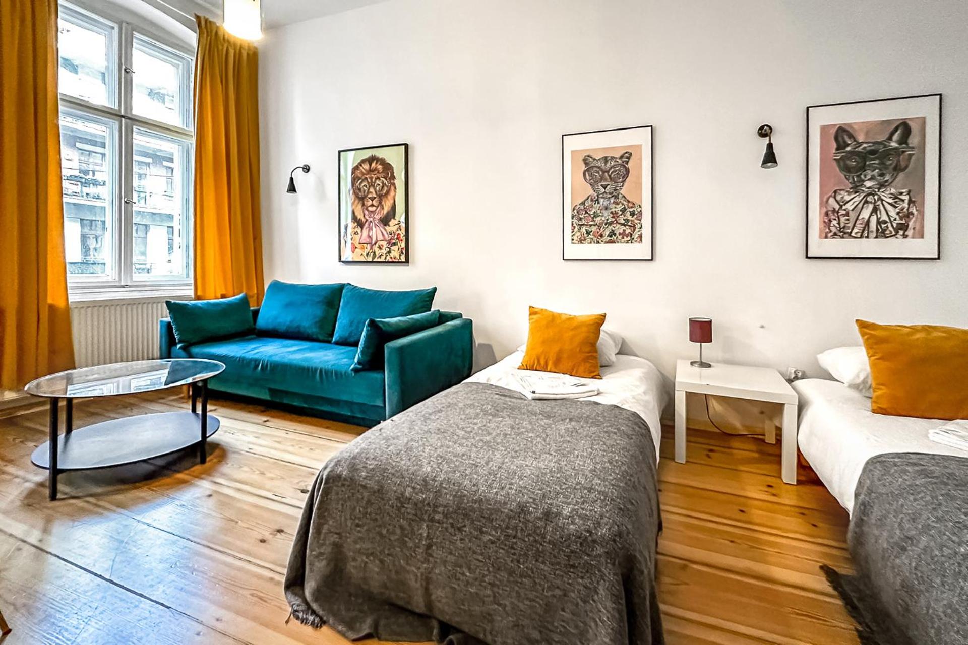 Deluxe Three-Bedroom Apartment with 2 Bathrooms and Balcony  - Photo 32