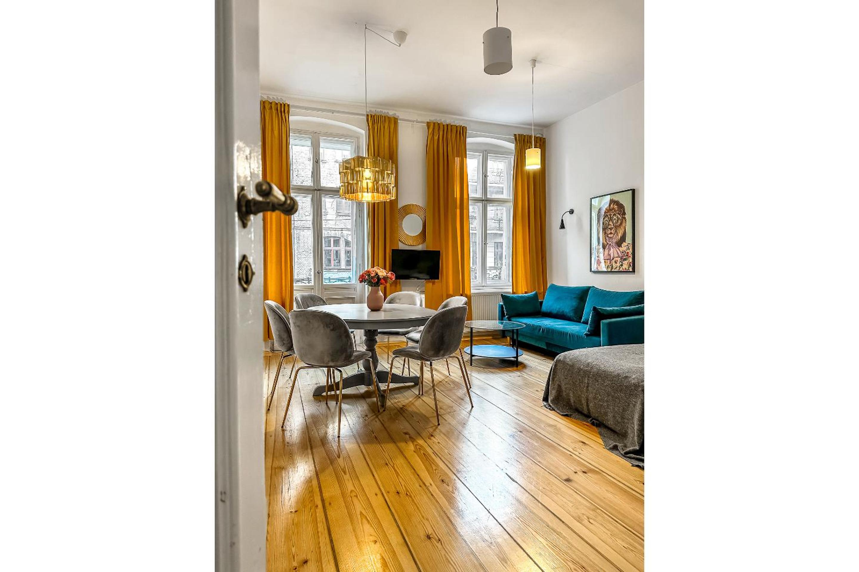 Deluxe Three-Bedroom Apartment with 2 Bathrooms and Balcony  - Photo 34